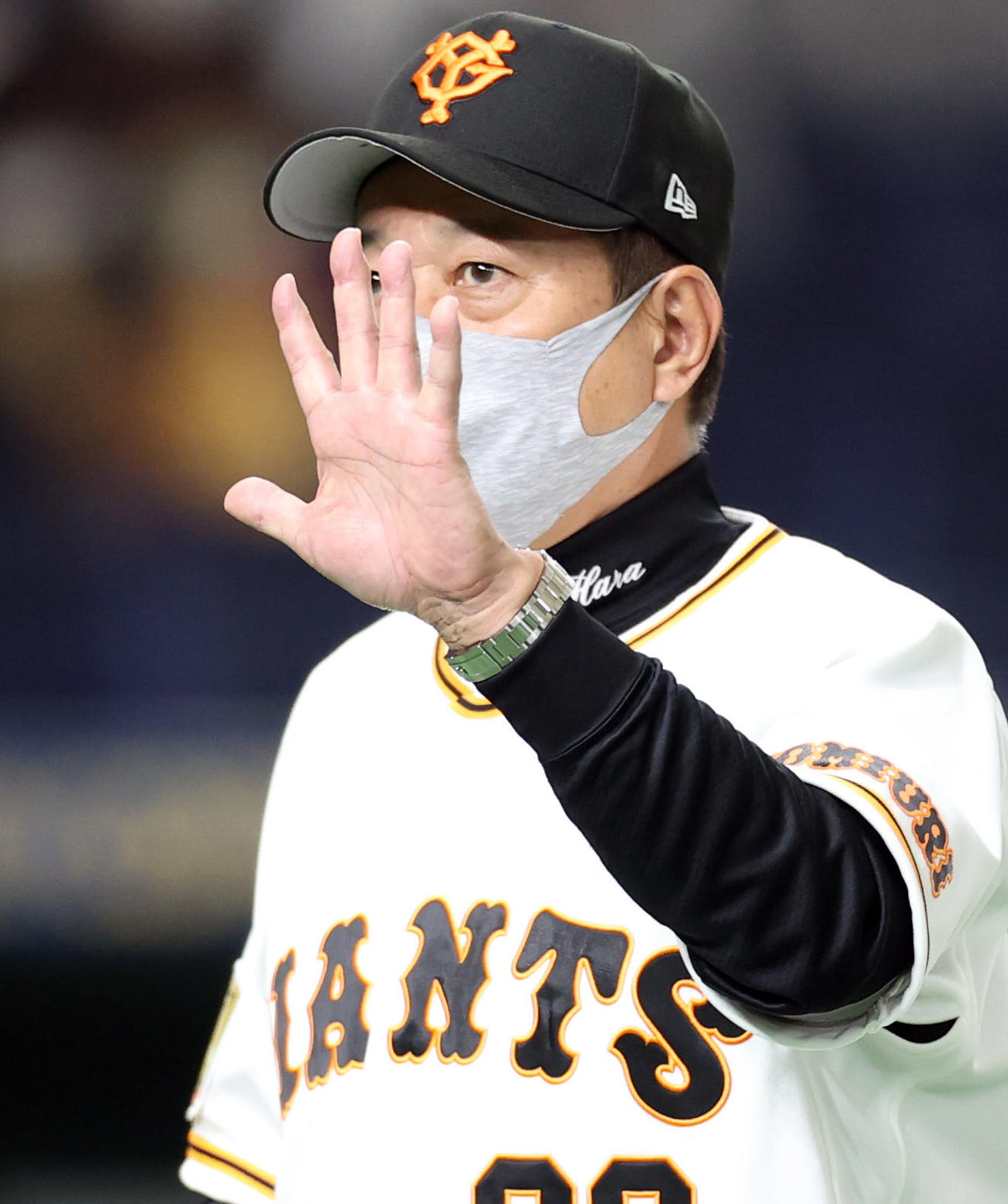 巨人対広島　試合前、ファンの声援に応える原監督（撮影・狩俣裕三）