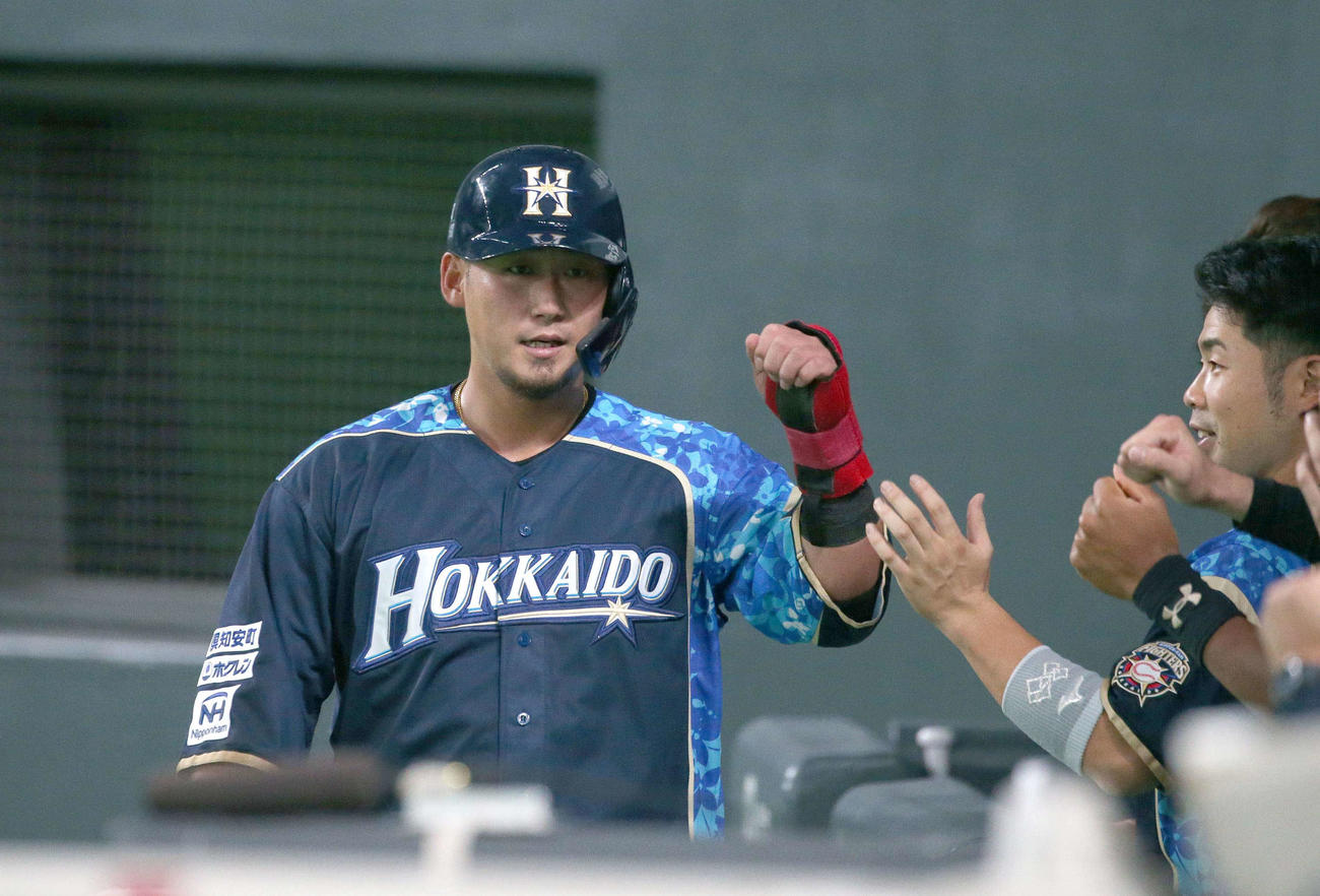 日本ハム対オリックス　3回裏、生還し出迎えられる中田（撮影・黒川智章）