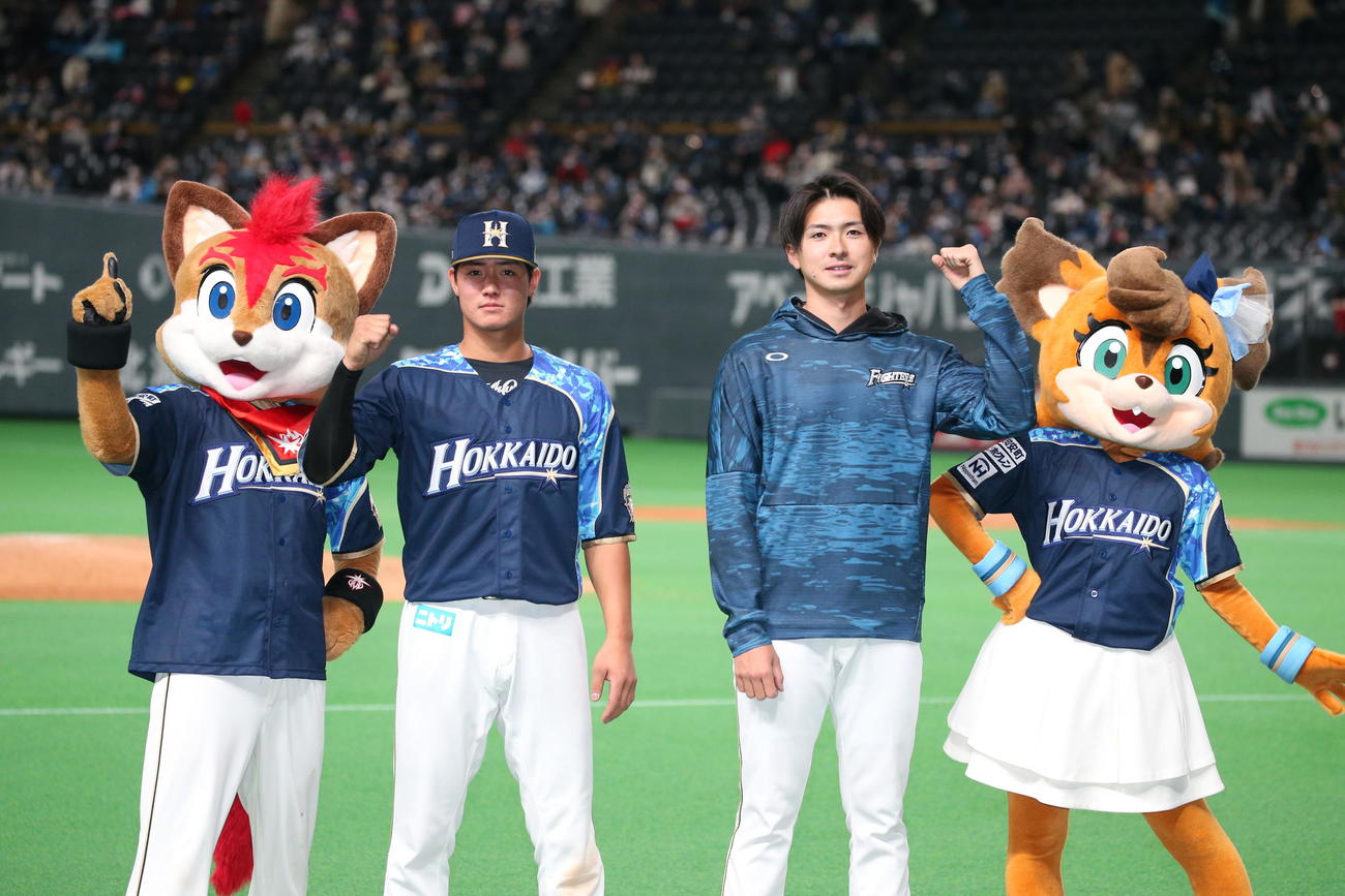 日本ハム対オリックス　今季札幌ドーム初勝利でガッツポーズの郡（左）と上沢（撮影・黒川智章）