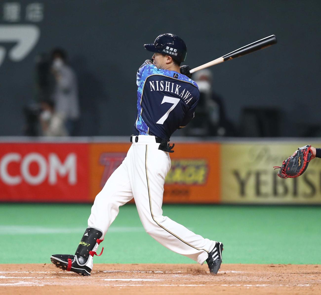 日本ハム対オリックス　3回裏日本ハム1死二塁、右越え2点本塁打を放つ西川（撮影・黒川智章）