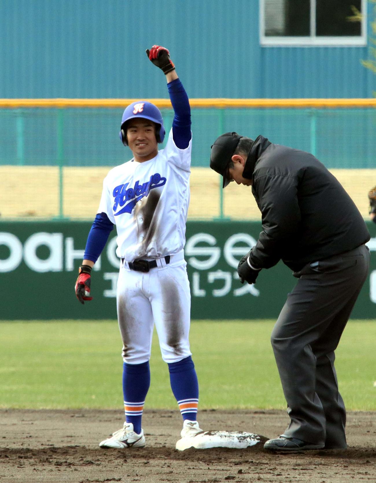 北海道教大旭川対北洋大　2回北洋大1死二、三塁、先制の2点適時打を放ち左手を挙げ喜ぶ玉置（撮影・永野高輔）