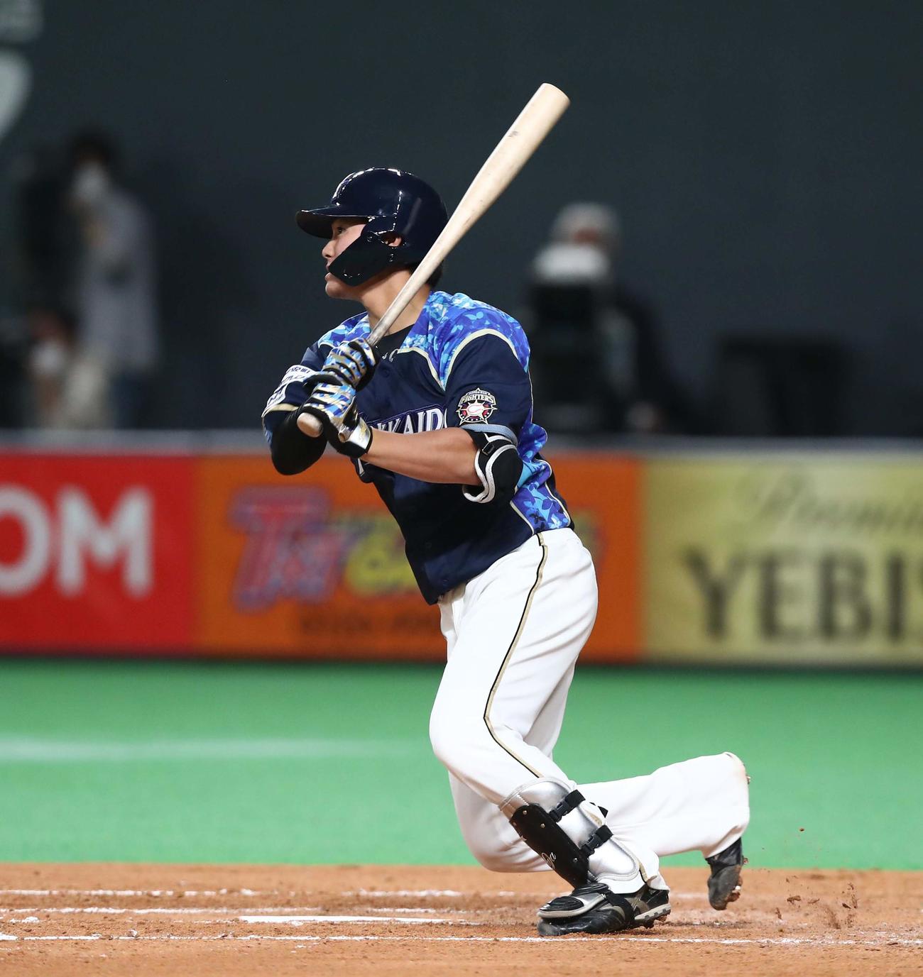 日本ハム対オリックス　3回裏日本ハム1死一、三塁、左前適時打を放つ郡（撮影・黒川智章）