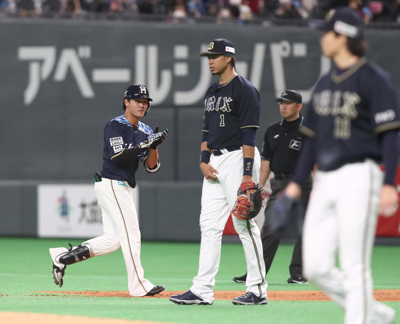 日本ハム対オリックス　3回裏日本ハム1死一、三塁、左前適時打を放ち手をたたく郡（撮影・黒川智章）