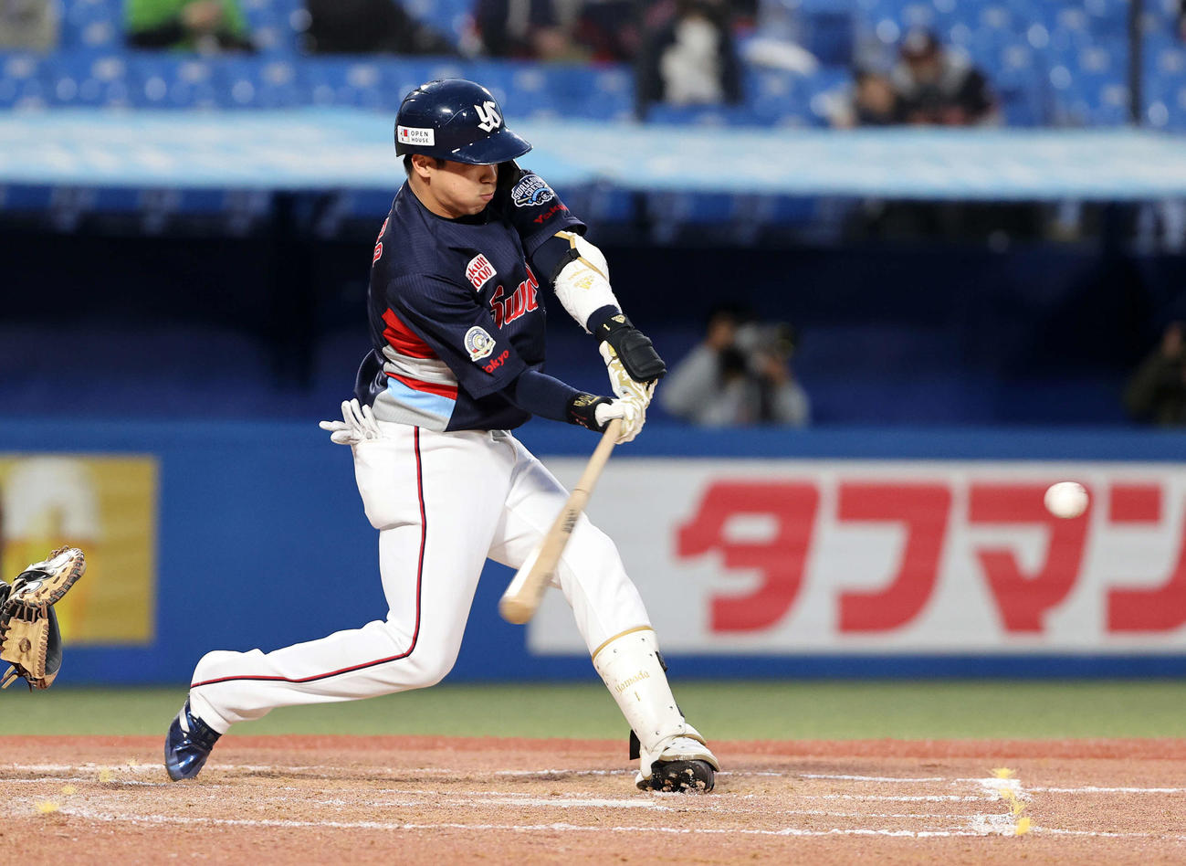 ヤクルト対中日　3回裏ヤクルト2死一塁、山田は左越え本塁打を放つ（撮影・鈴木正人）