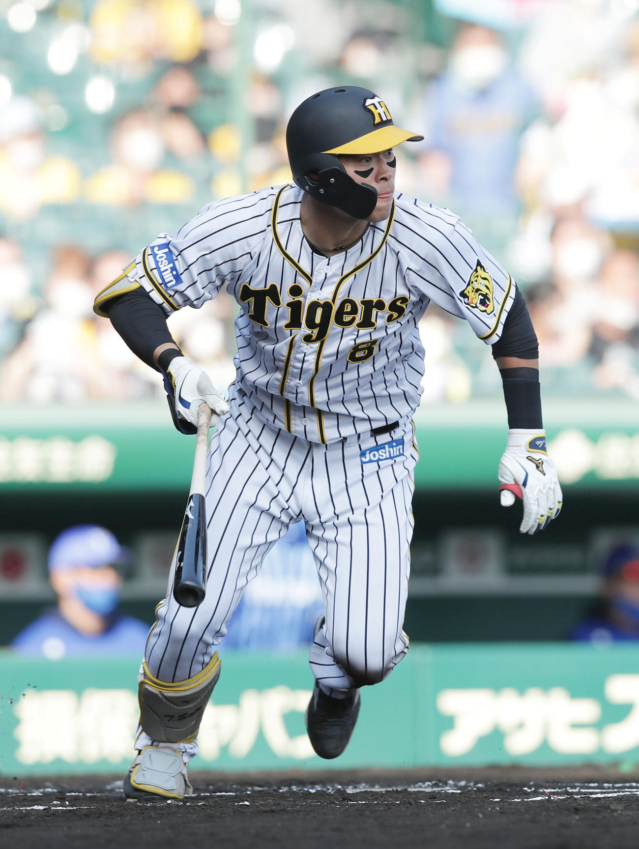 阪神対DeNA 6回裏阪神無死、佐藤輝は右中間へ二塁打を放ち、初の猛打賞を獲得する（撮影・前田充）