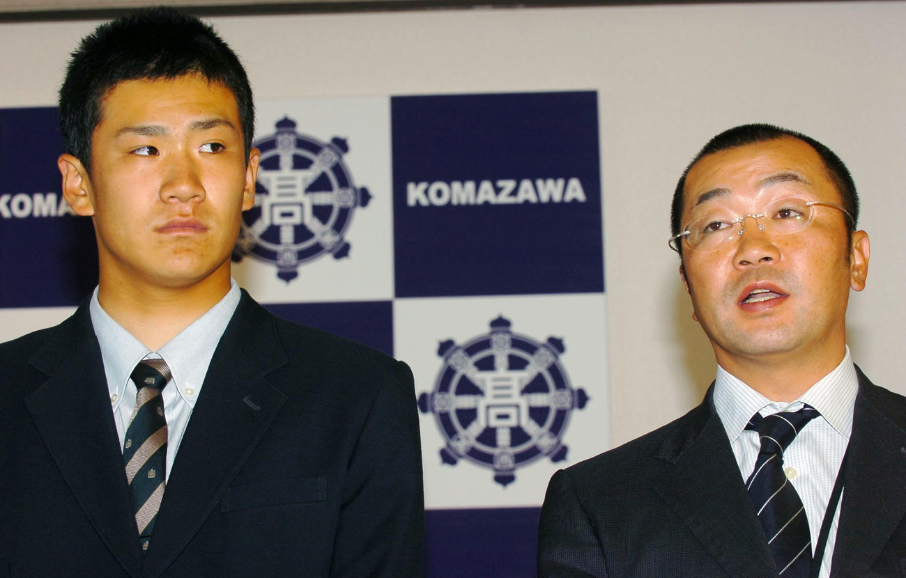 06年10月、ドラフトで氏名を受けた楽天と初交渉を終えた駒大苫小牧・田中（左）と香田監督