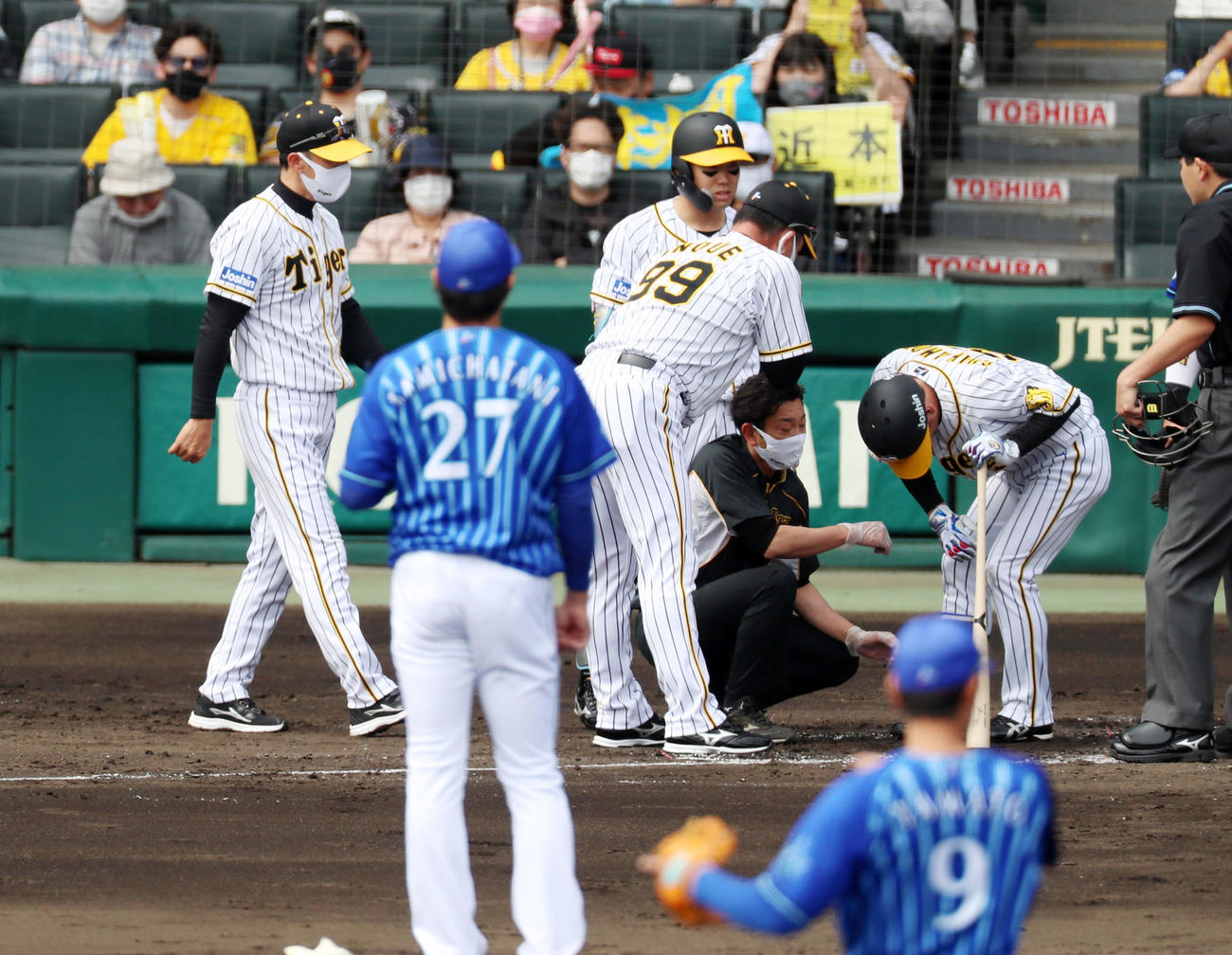 阪神対DeNA 1回裏阪神1死一、三塁、近本は自打球を足に当て負傷交代となる。左は矢野監督（撮影・加藤哉）