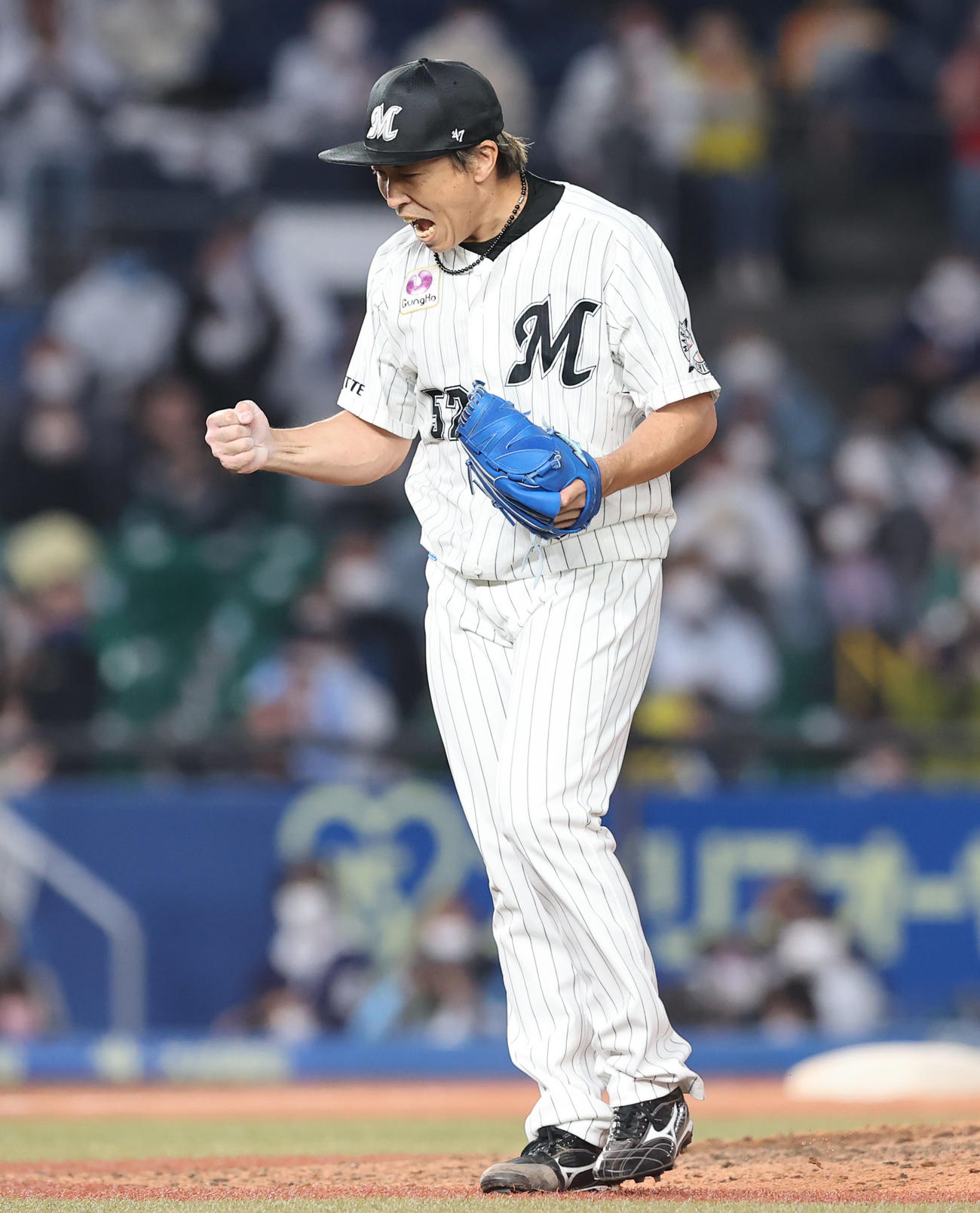ロッテ対ソフトバンク　9回表ソフトバンク2死一、二塁、栗原を遊ゴロに仕留め雄たけびを上げる益田（撮影・垰建太）