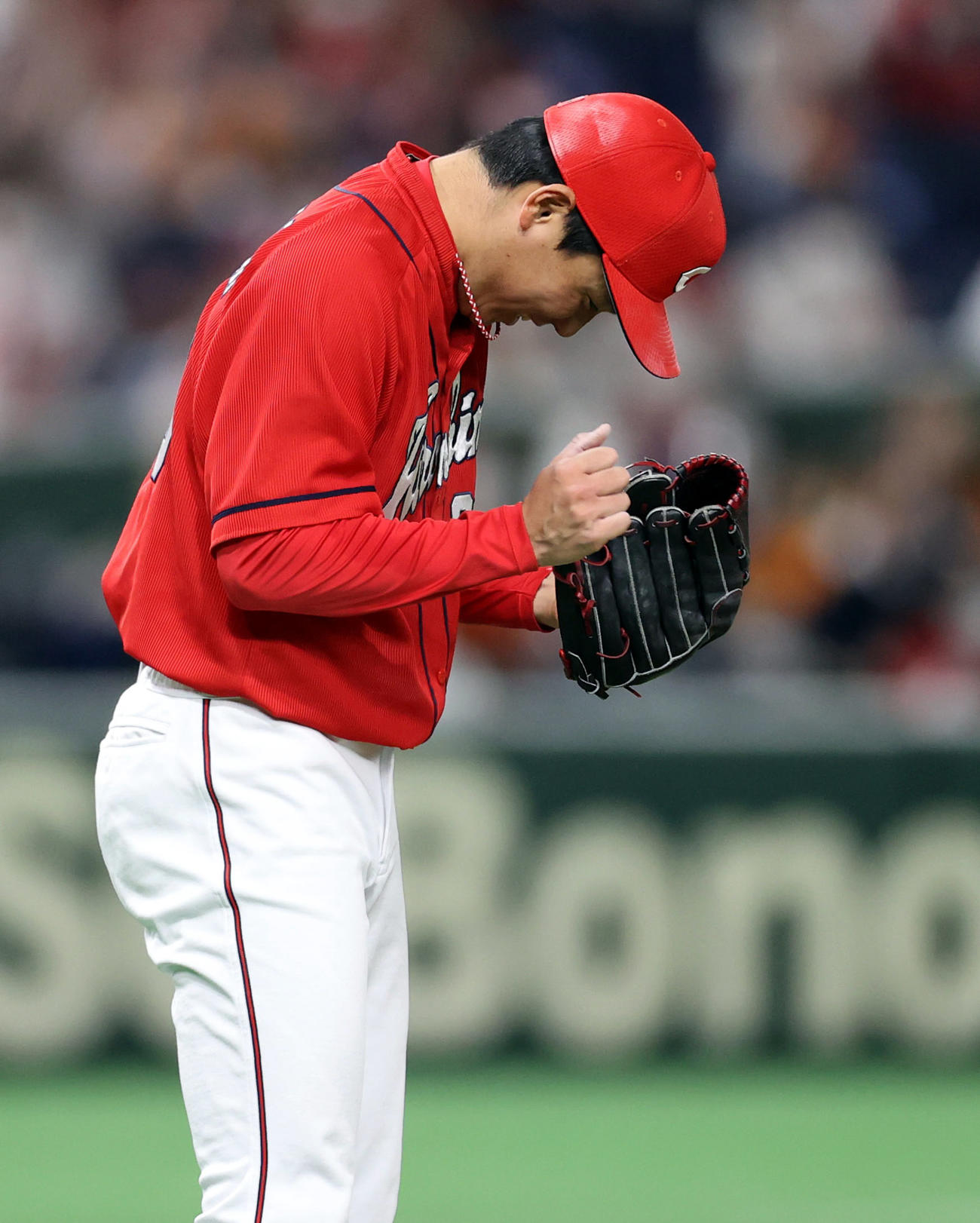 巨人対広島　9回裏巨人2死一、二塁、最後の打者坂本を遊ゴロに打ち取り、喜びをかみしめる栗林（撮影・狩俣裕三）