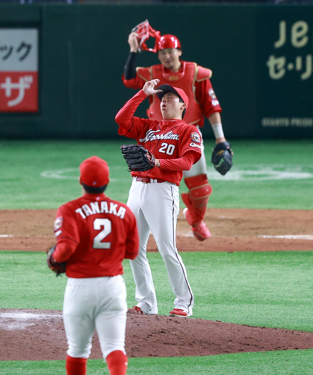 巨人対広島　9回裏巨人2死一、二塁、栗林（中央）は坂本を遊ゴロに仕留め、ほっとした表情でのけぞるようなポーズ（撮影・浅見桂子）
