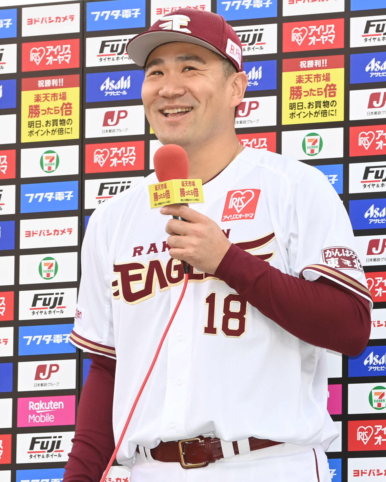 楽天対西武　NPB通算100勝を達成した楽天田中将はヒーローインタビューで笑顔（撮影・山崎安昭）