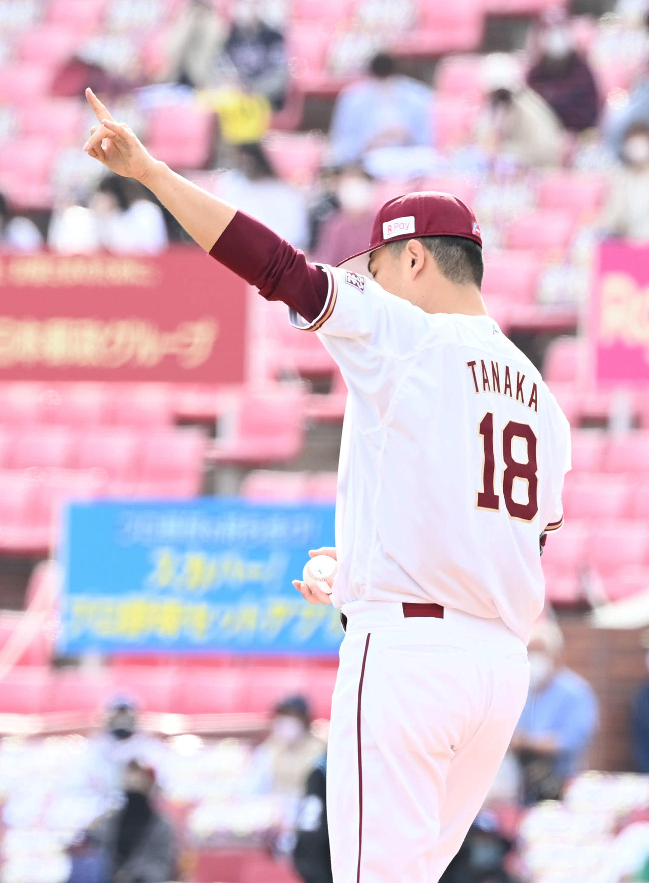 楽天対西武　アウトカウントを確認する楽天田中将（撮影・山崎安昭）