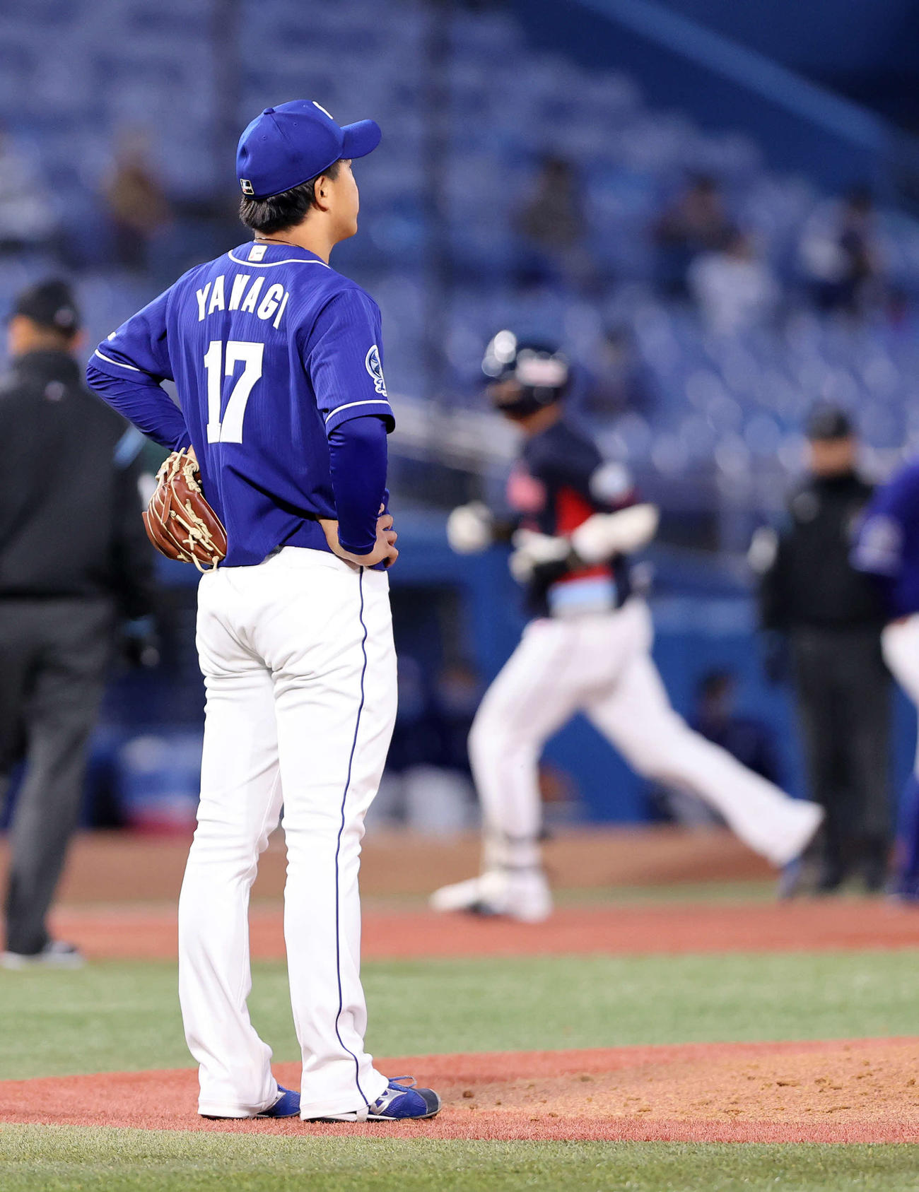 ヤクルト対中日　3回裏ヤクルト2死一塁、山田（右）に左越え本塁打を放たれ悔しそうな表情を見せる中日柳（撮影・鈴木正人）