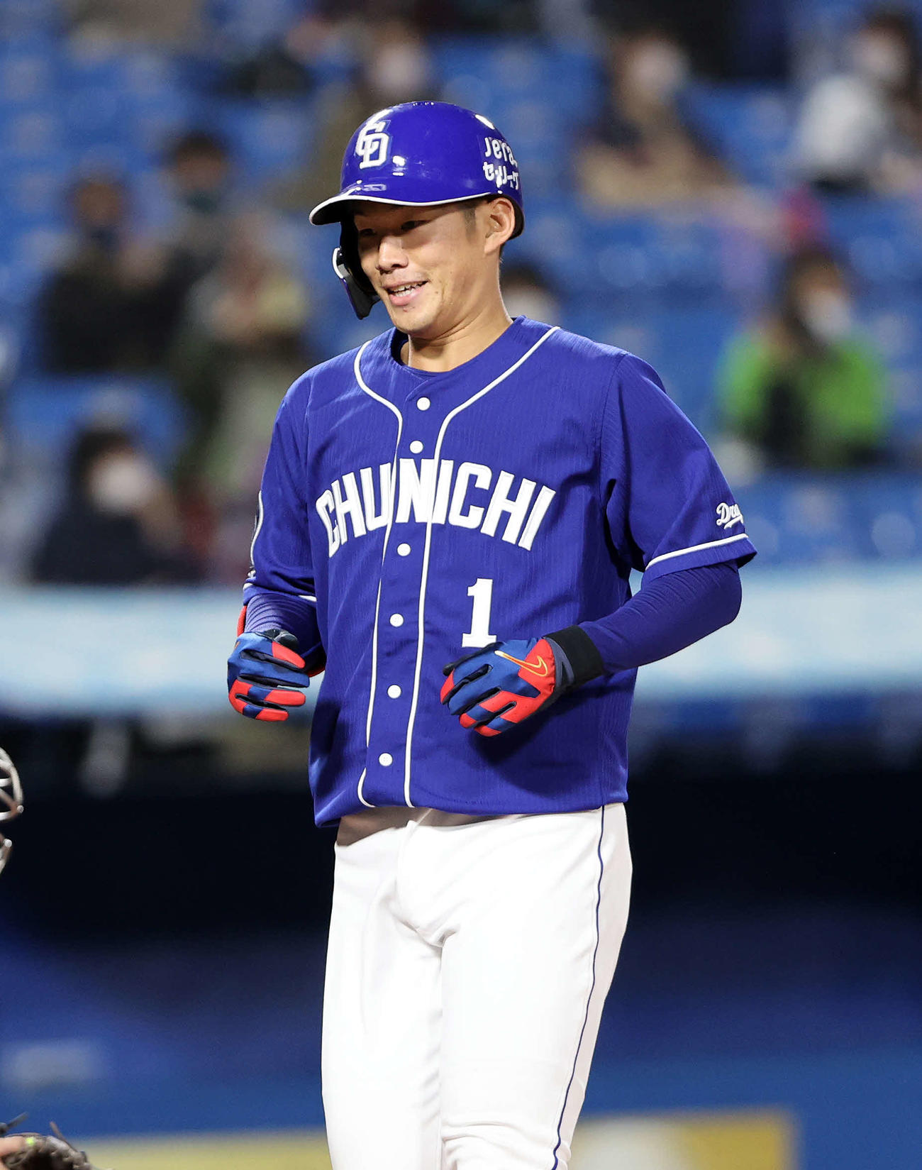 ヤクルト対中日　8回表中日無死、京田は右越え本塁打を放ち笑顔を見せる（撮影・鈴木正人）