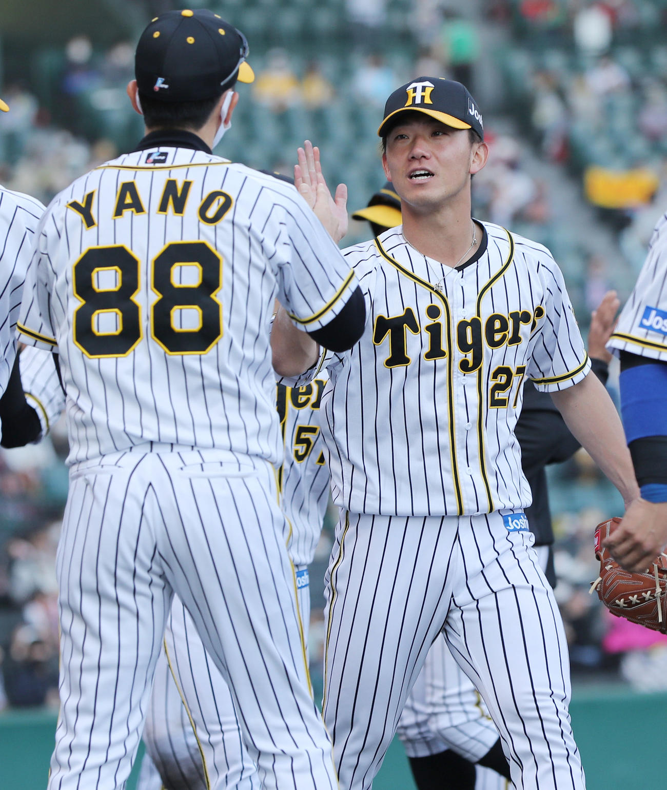 阪神対DeNA　プロ初完投勝利を挙げた阪神伊藤将（右）は矢野監督にタッチで迎えられる（撮影・前田充）