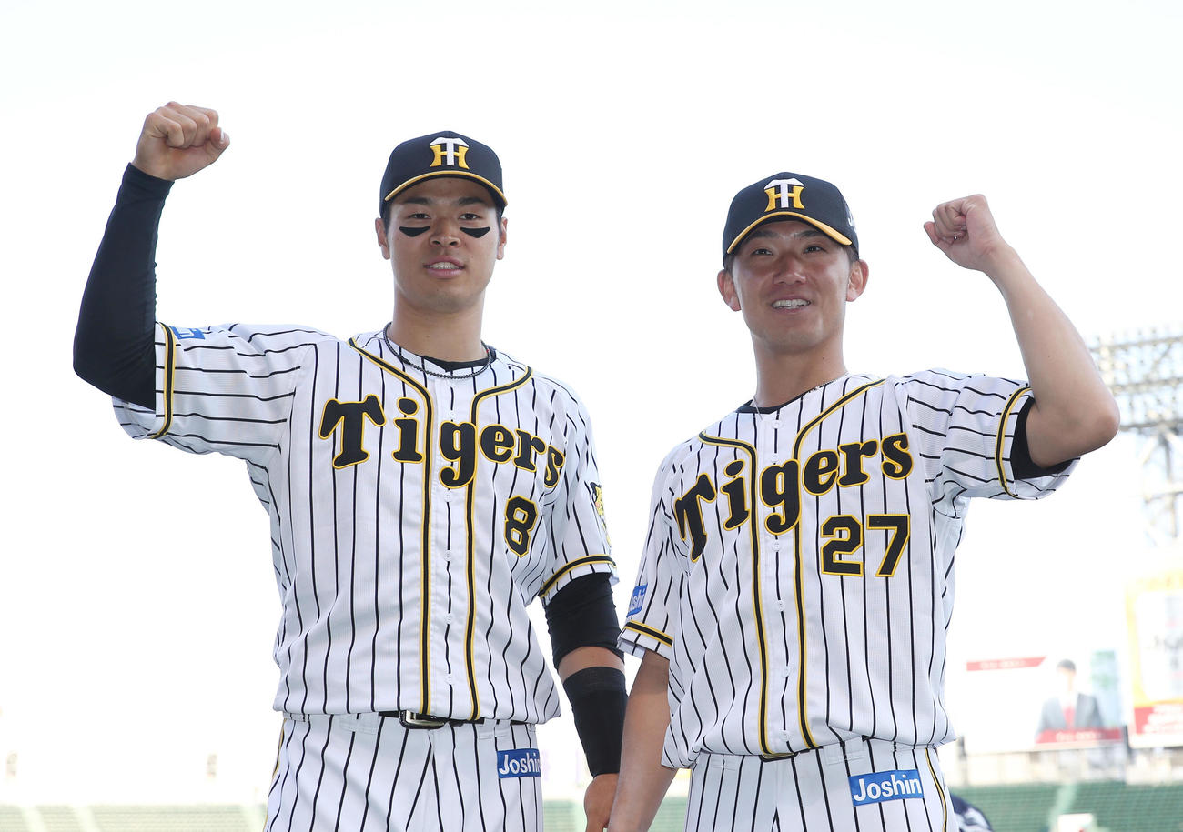 阪神対DeNA　笑顔でガッツポーズする阪神佐藤輝（左）と伊藤将（撮影・前田充）