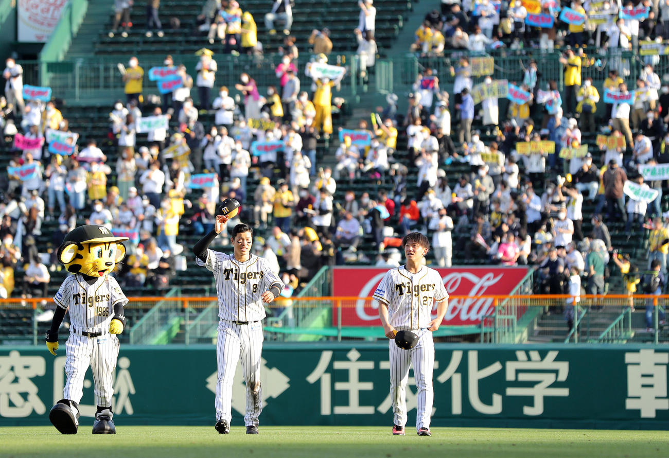 阪神対DeNA　ヒーローインタビューを終えスタンドのファンにあいさつする阪神佐藤輝（左）と伊藤将（撮影・前田充）