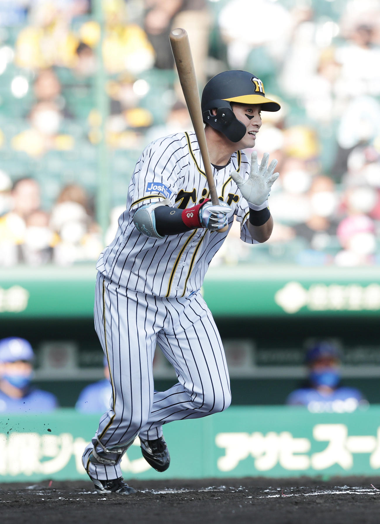 阪神対DeNA 6回裏阪神1死二塁、右翼線に適時二塁打を放つ木浪（撮影・前田充）