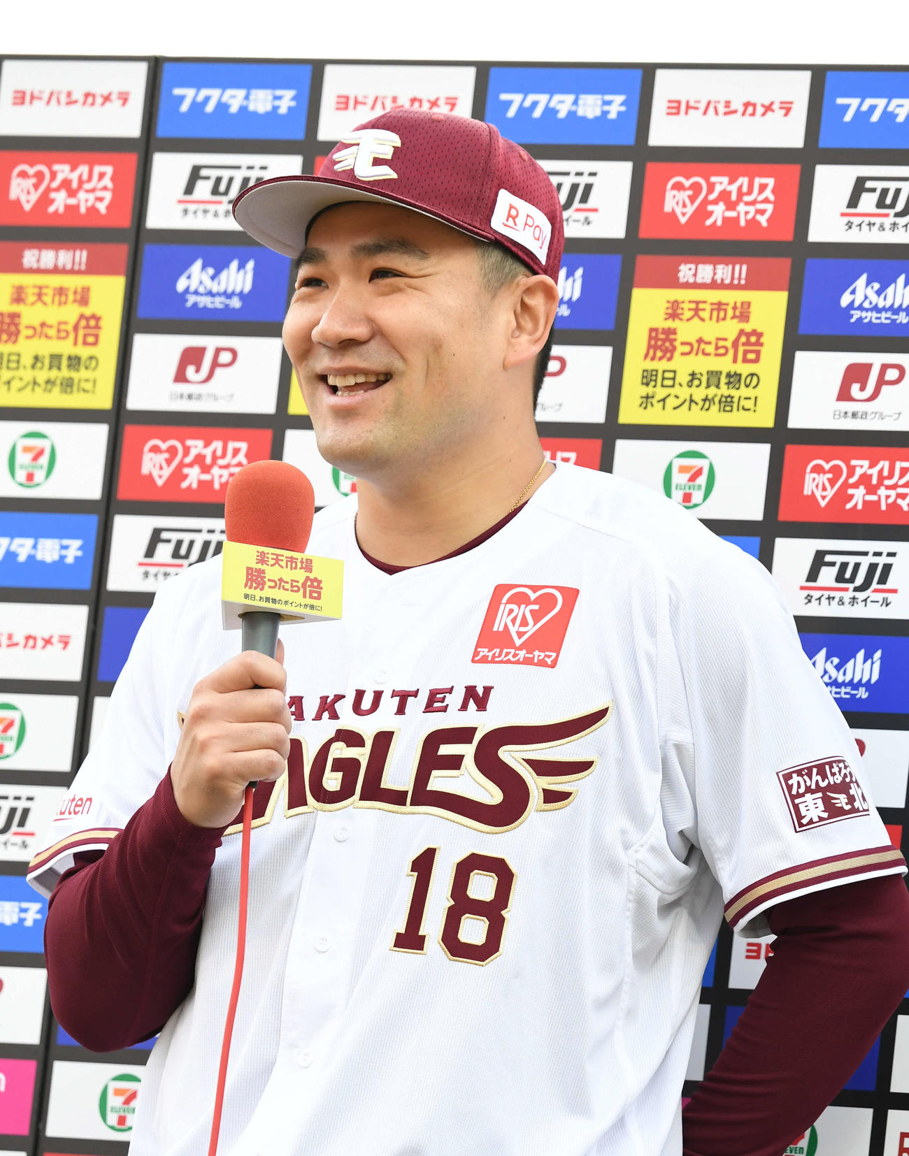 楽天対西武　NPB通算100勝を達成した楽天田中将はヒーローインタビューを受ける（撮影・山崎安昭）