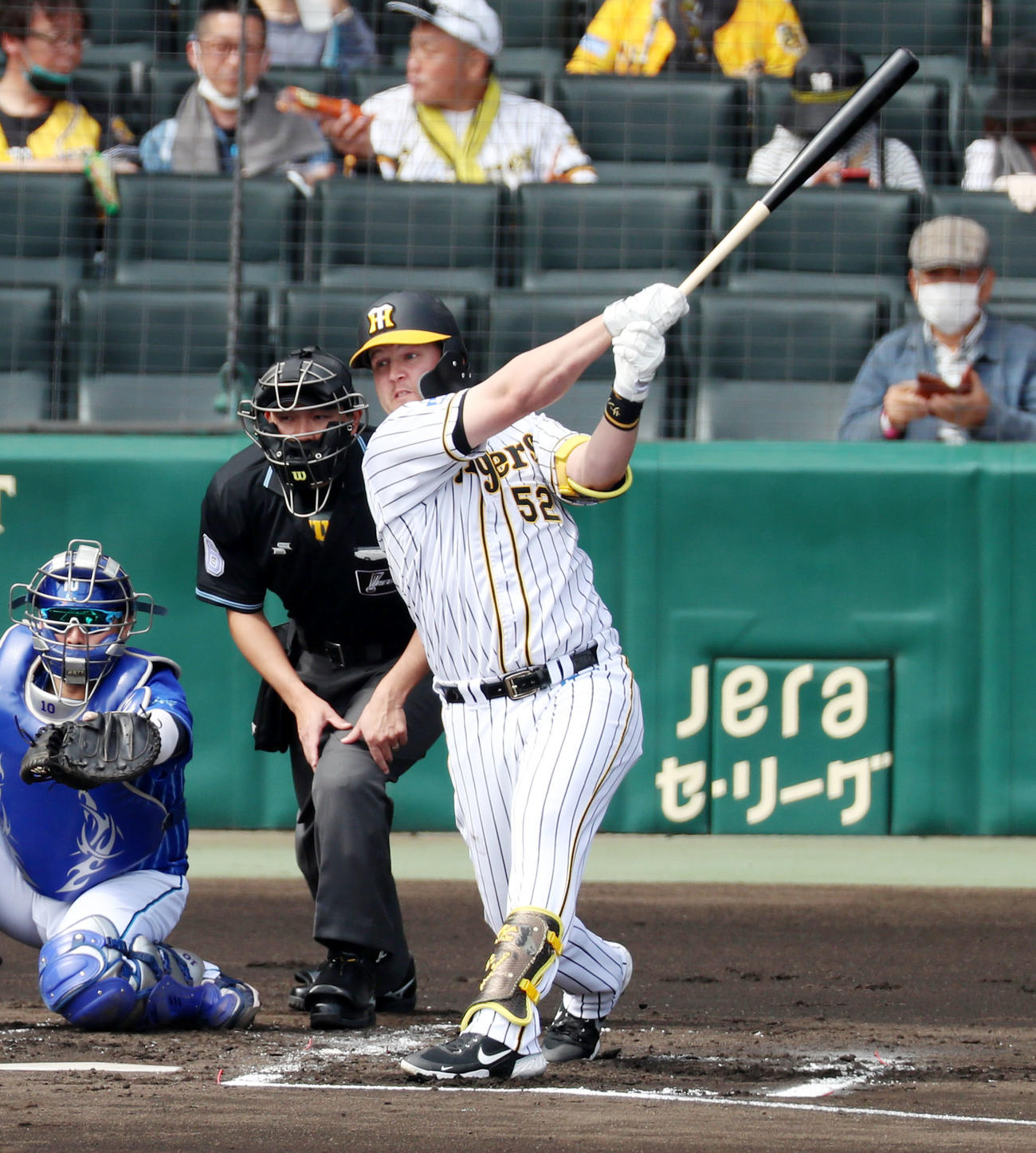 阪神対DeNA 1回裏阪神1死一、二塁、サンズは右前打を放つ（撮影・加藤哉）