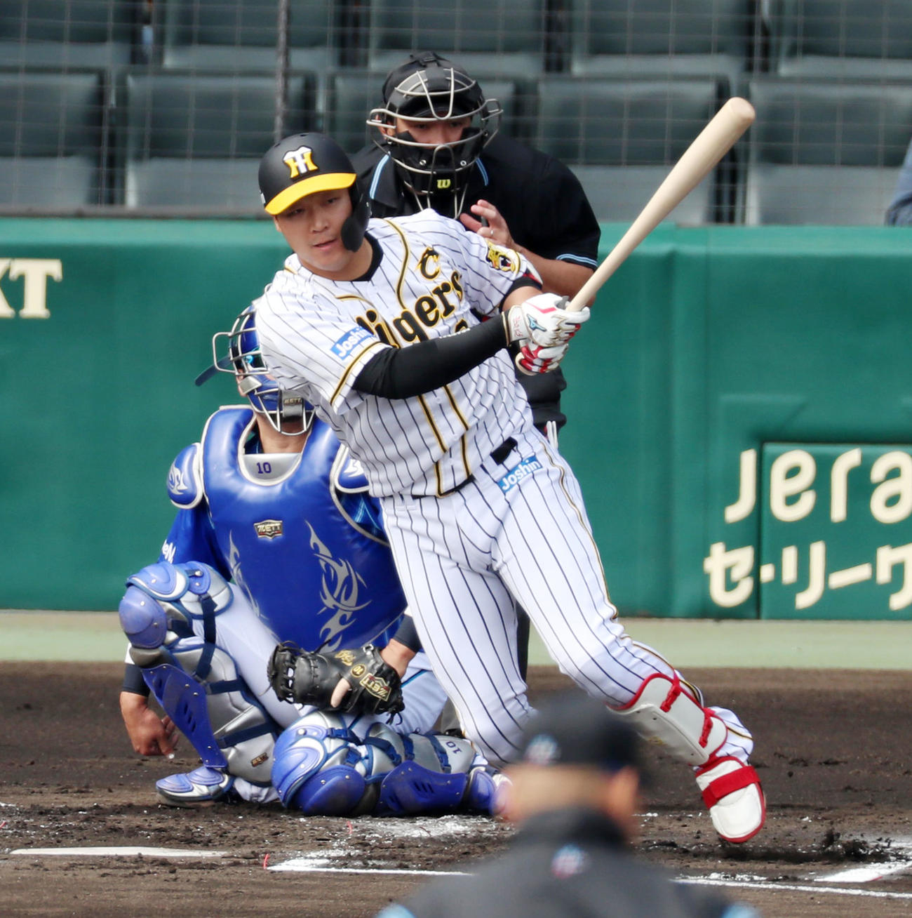 阪神対DeNA 1回裏阪神1死一塁、大山は左前打を放つ（撮影・加藤哉）