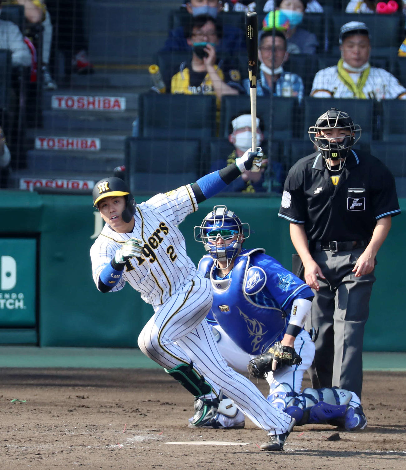 阪神対DeNA 4回裏阪神1死二、三塁、梅野は中越え適時二塁打を放つ（撮影・加藤哉）