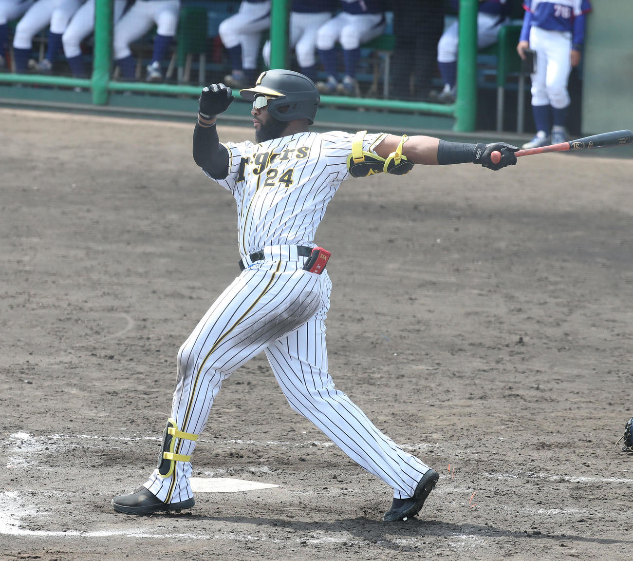 阪神対Honda鈴鹿　4回裏阪神2死一塁、ロハスは左越え2点本塁打を放つ（代表撮影）