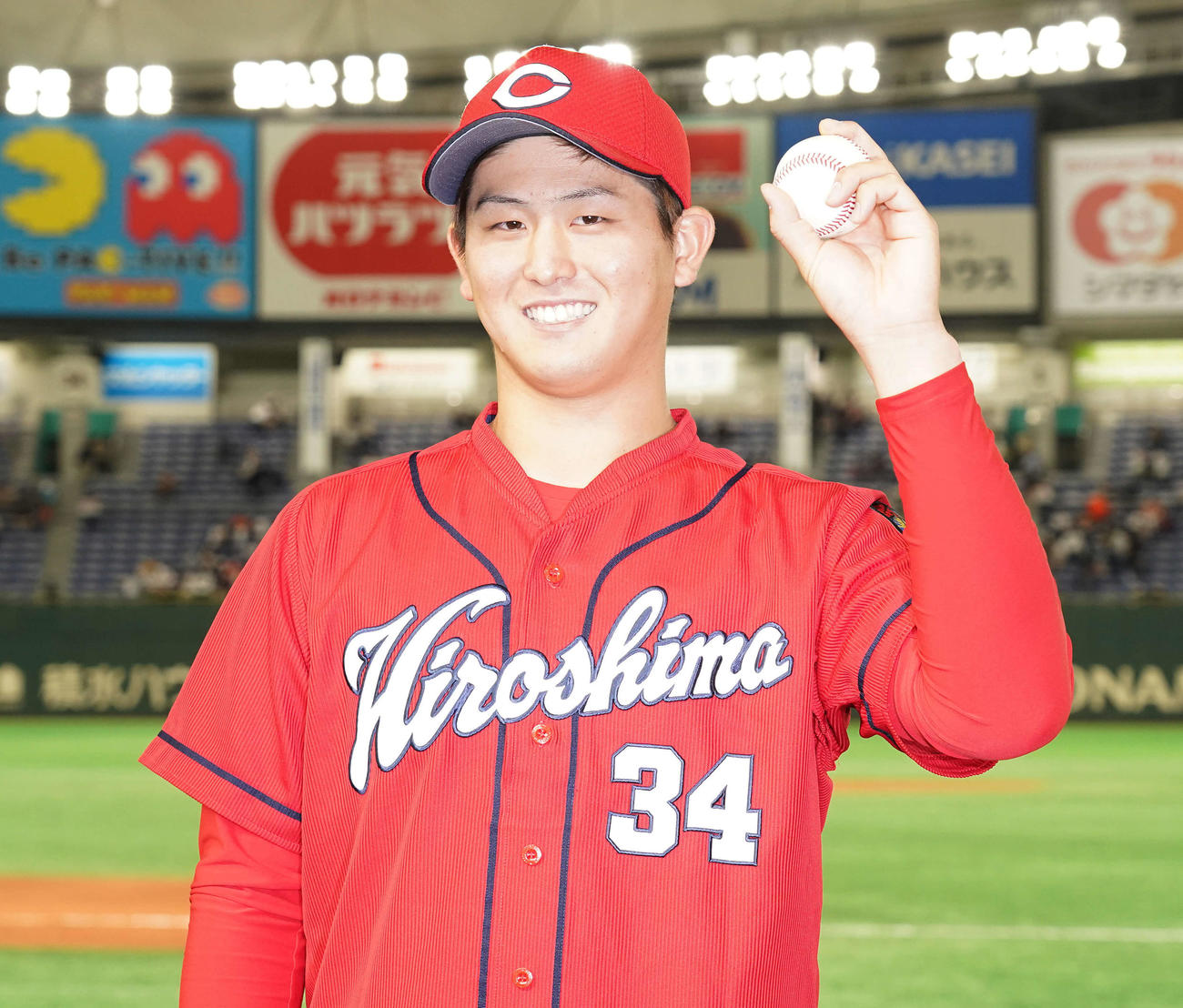 巨人対広島　勝利投手の広島高橋昂はウイニングボールを手に笑顔（撮影・鈴木みどり）