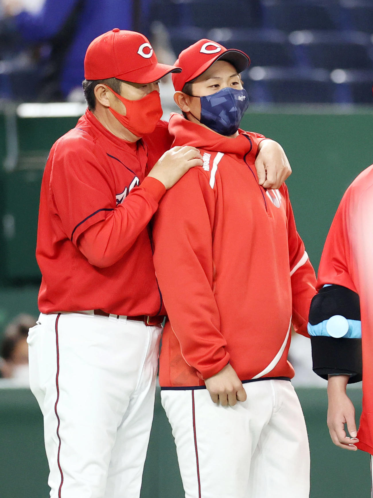 巨人対広島　試合後、高橋昂（右）をねぎらう佐々岡監督（撮影・狩俣裕三）