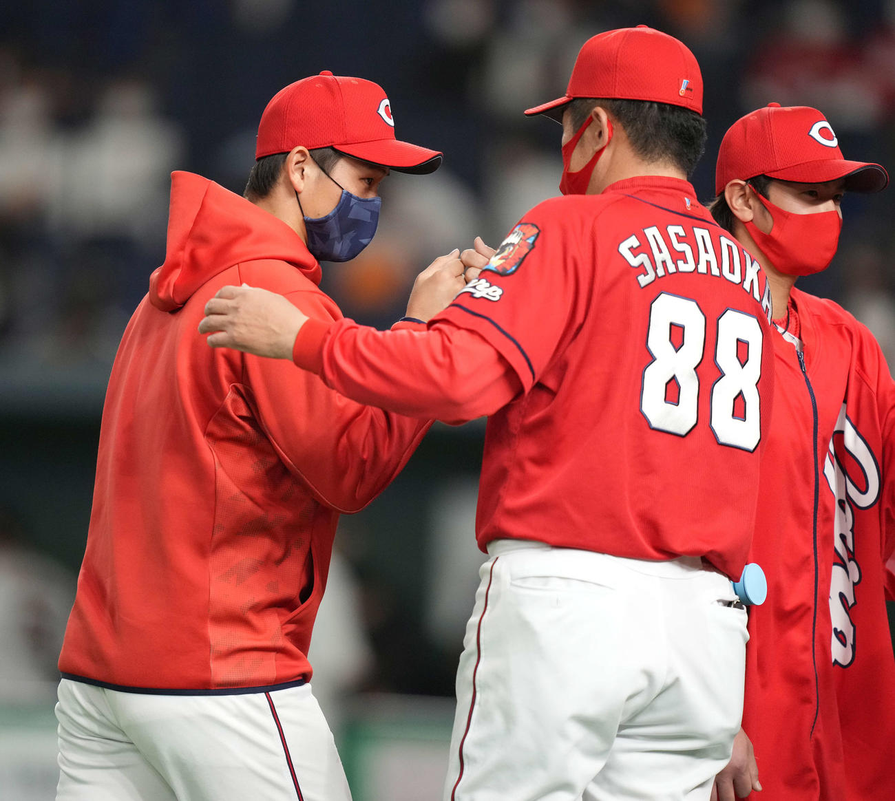 巨人対広島　勝利投手の広島高橋昂（左）は佐々岡監督からねぎらわれる（撮影・鈴木みどり）