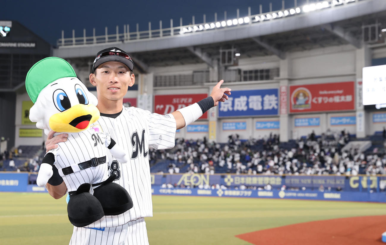 ロッテ対ソフトバンク　ヒーローインタビューを終えたロッテ高部は初本塁打を放った方向を指さし写真に納まる（撮影・垰建太）