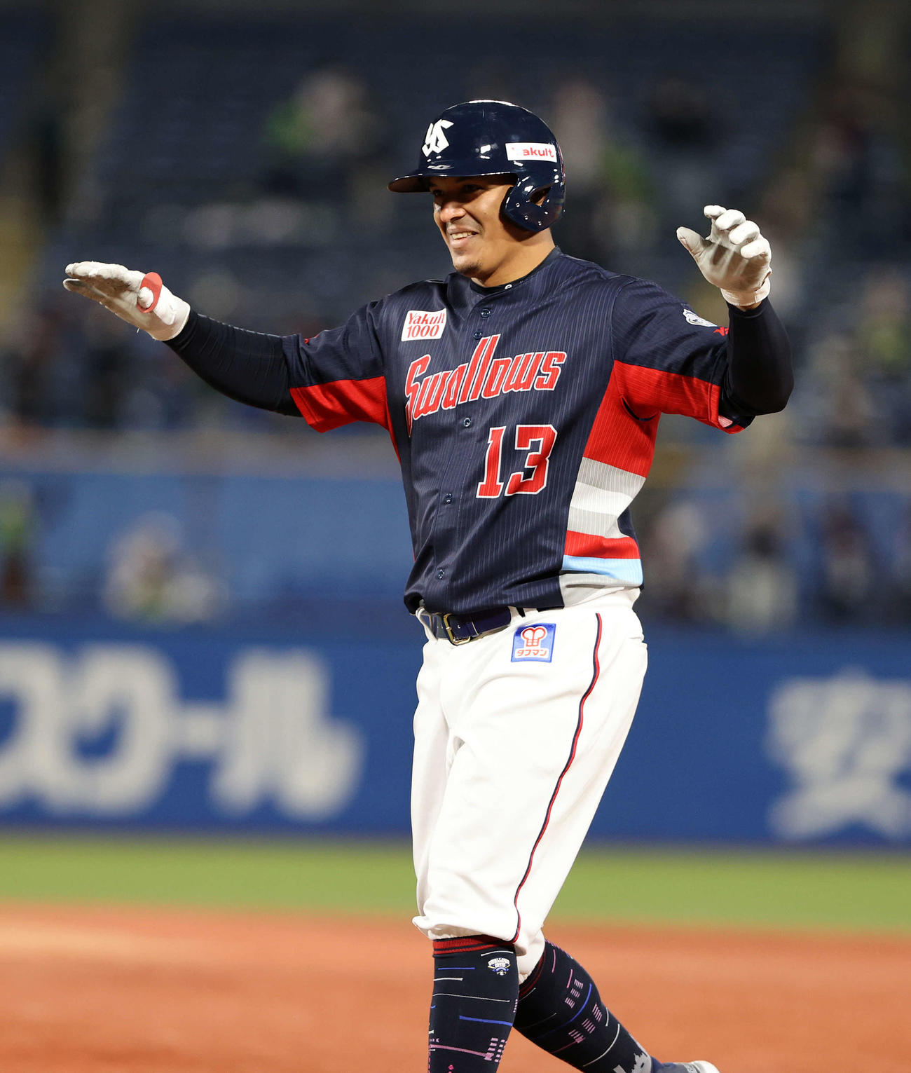 ヤクルト対中日　9回裏ヤクルト2死一、三塁、オスナは右中間へサヨナラ適時打を放ち笑顔を見せる（撮影・鈴木正人）