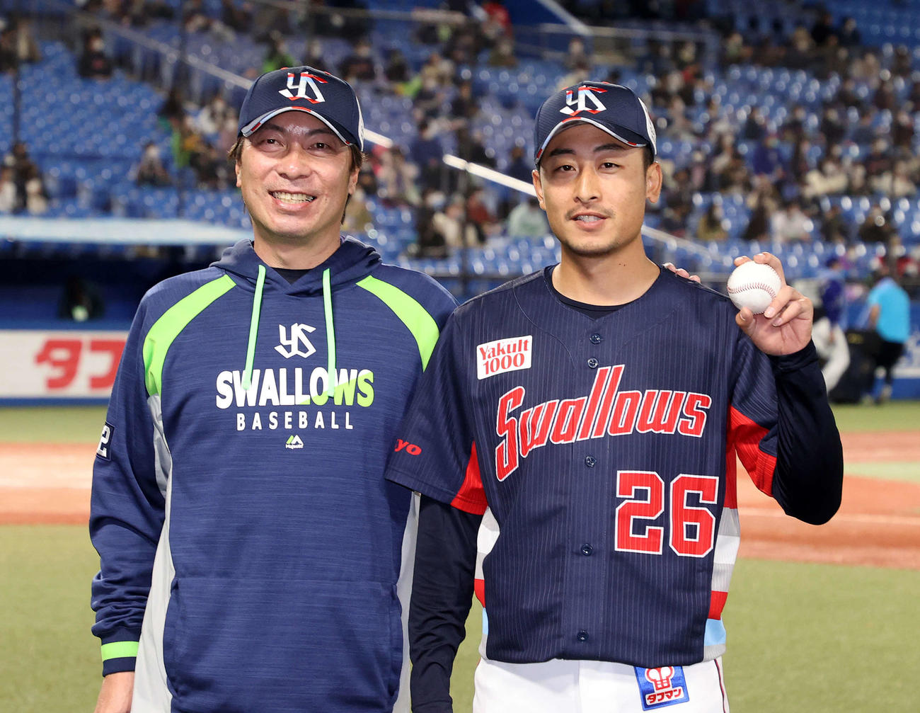 ヤクルト対中日　高津監督（左）と写真に納まる初勝利したヤクルト坂本（撮影・鈴木正人）