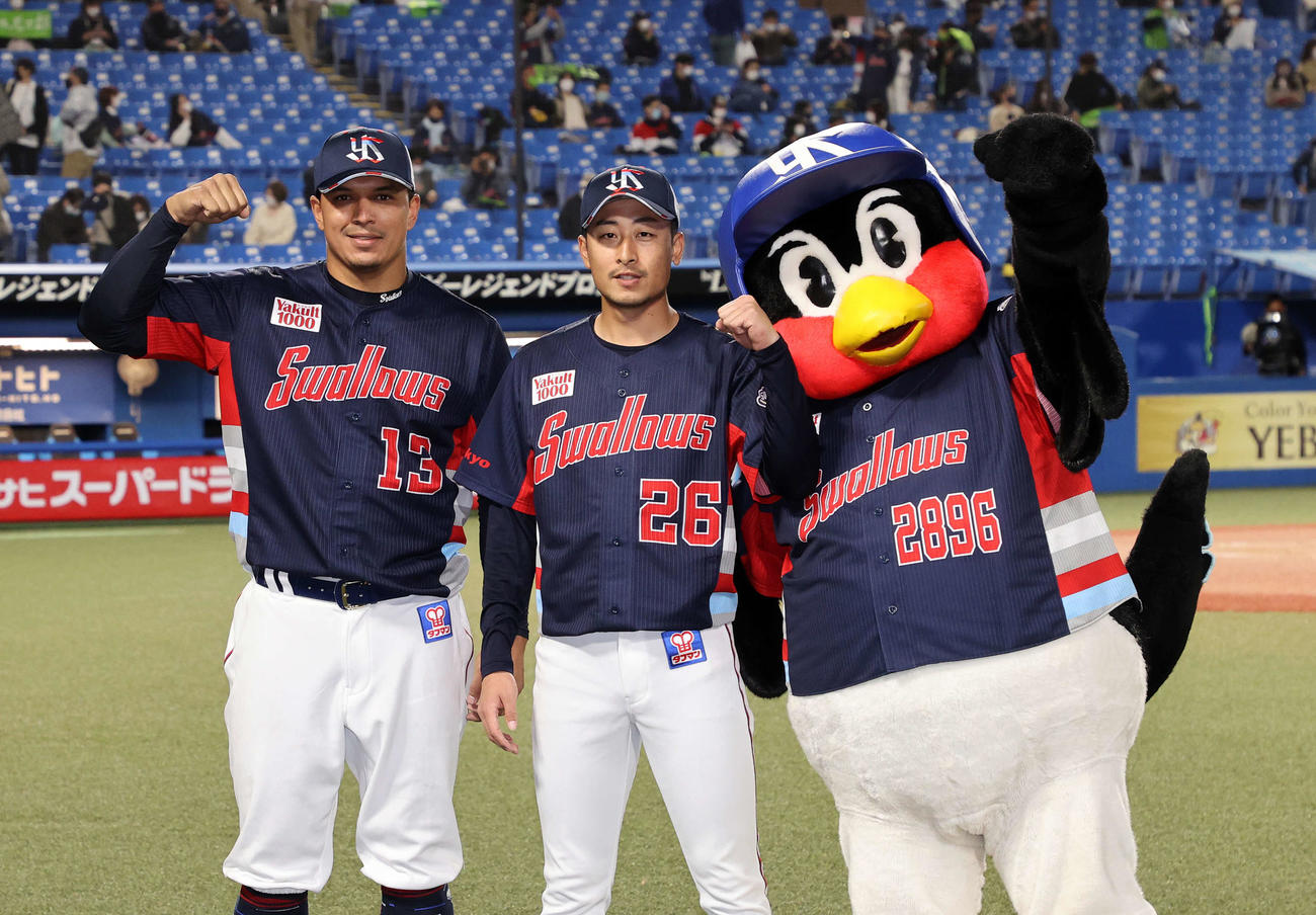 ヤクルト対中日　勝利しガッツポーズするヤクルトのオスナ（左）と坂本（撮影・鈴木正人）