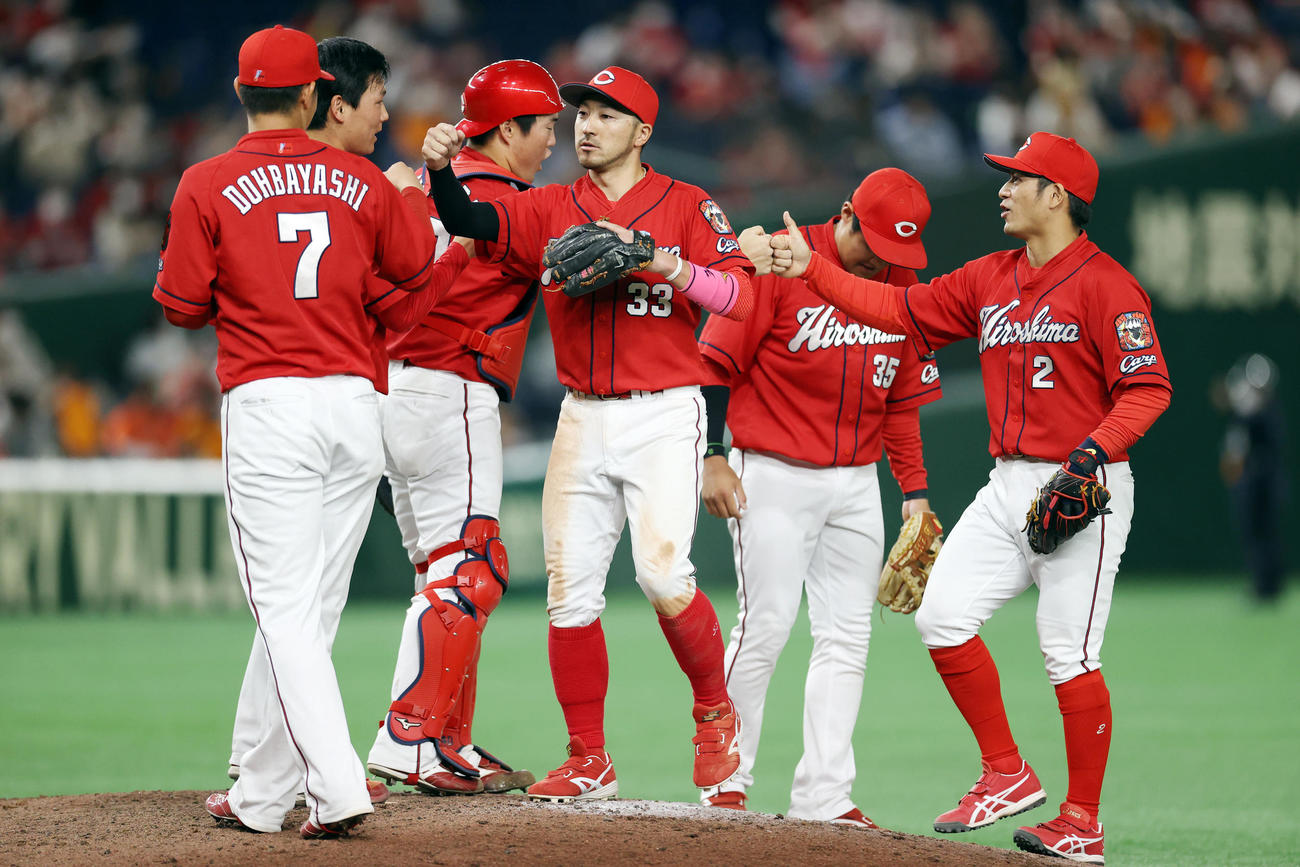 巨人対広島　試合後、喜びを分かち合う菊池涼（中央）ら広島ナイン（撮影・狩俣裕三）
