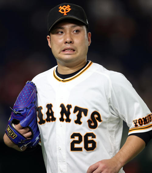 巨人対広島　5回表途中、降板する今村（撮影・狩俣裕三）