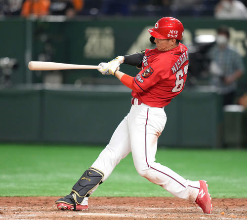巨人対広島　5回表広島無死一、二塁、右前適時打を放つ西川（撮影・鈴木みどり）