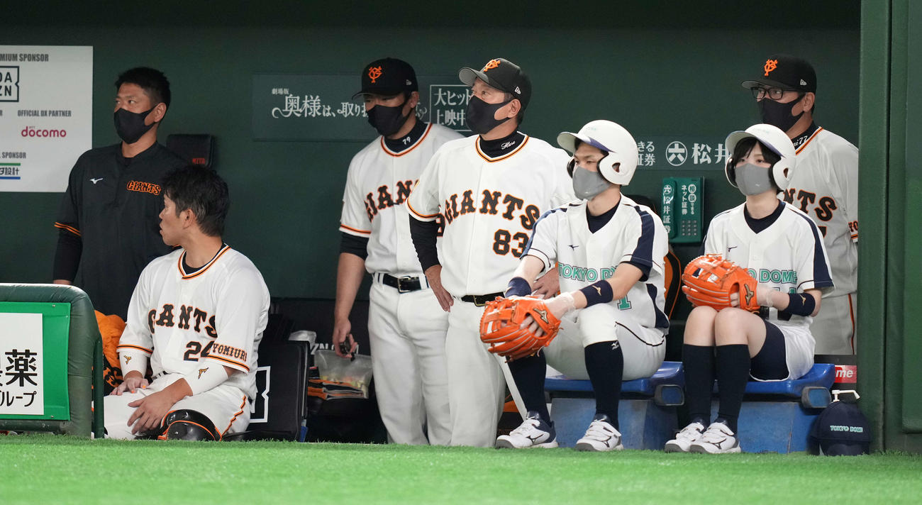 巨人対広島　ベンチで浮かない表情の巨人原監督（中央手前）（撮影・鈴木みどり）