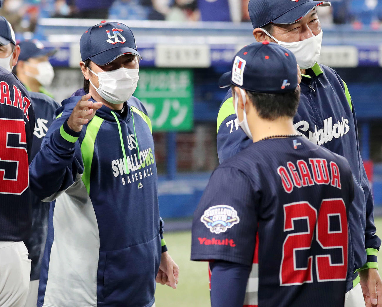 ヤクルト対中日　勝利し小川（右）を迎えるヤクルト高津監督（撮影・鈴木正人）
