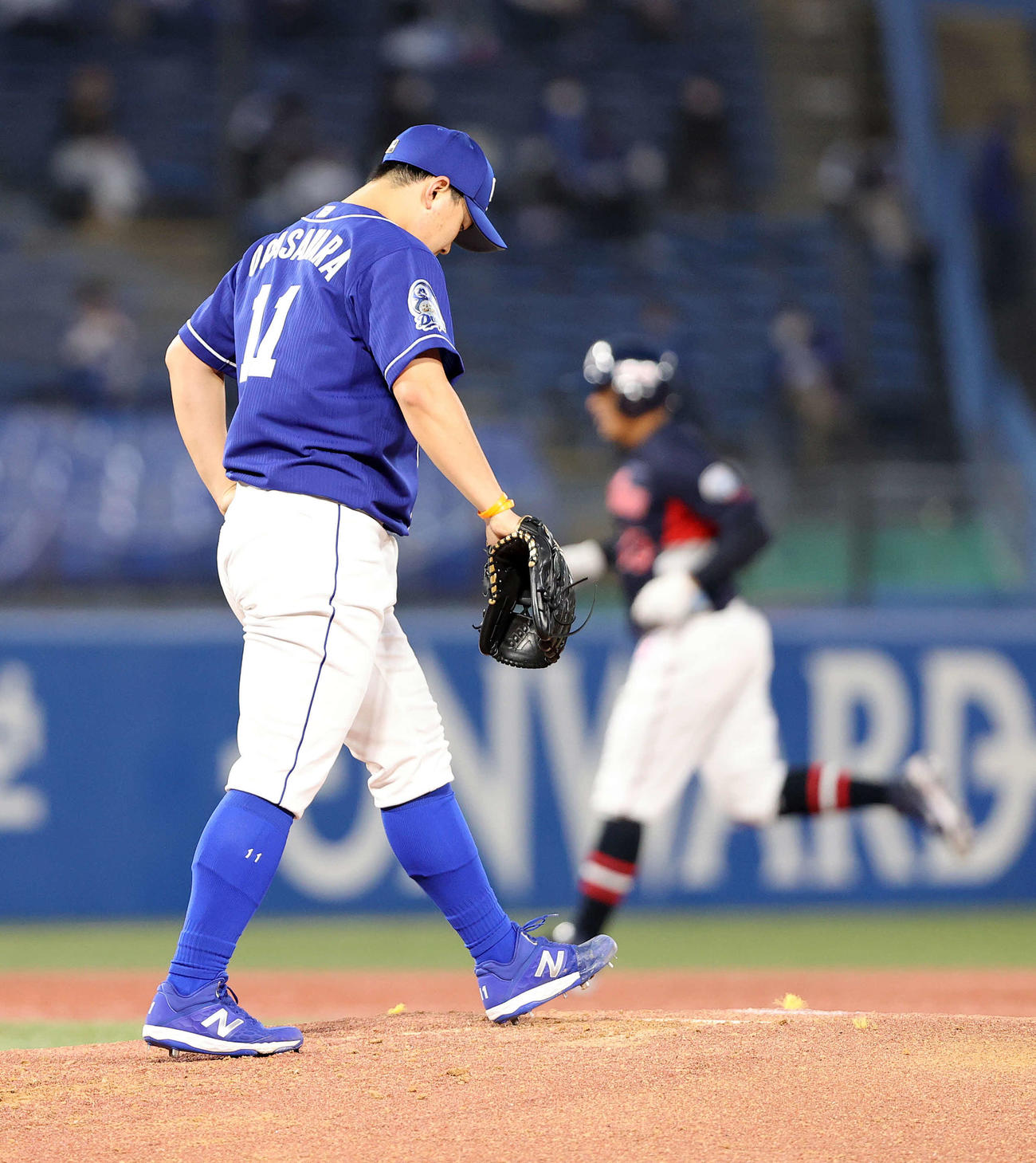 ヤクルト対中日　4回裏ヤクルト1死、オスナ（右）に中越え本塁打を放たれ下を向く中日小笠原（撮影・鈴木正人）