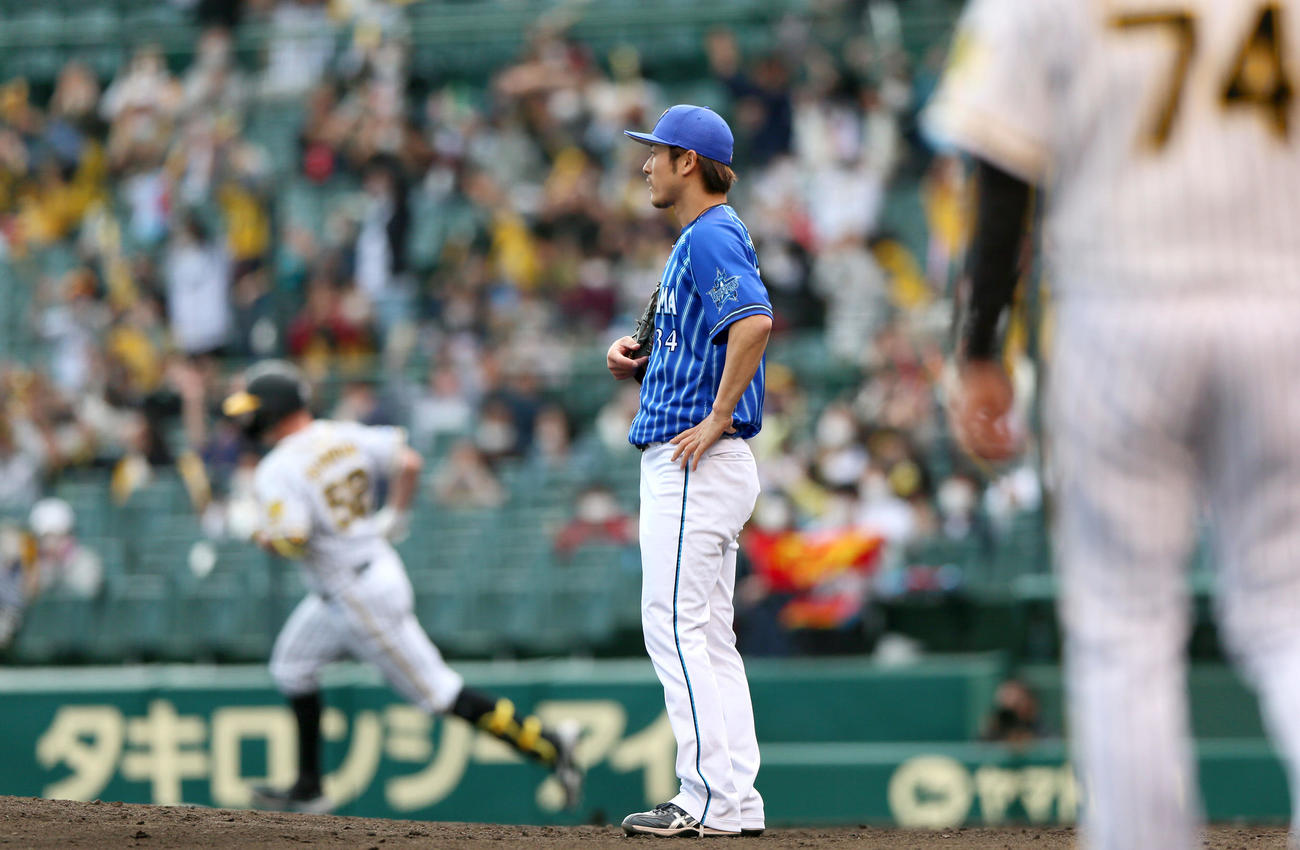 阪神対DeNA 7回裏阪神2死三塁、平田（中央）はサンズに中越え2点本塁打を浴びる（撮影・上山淳一）