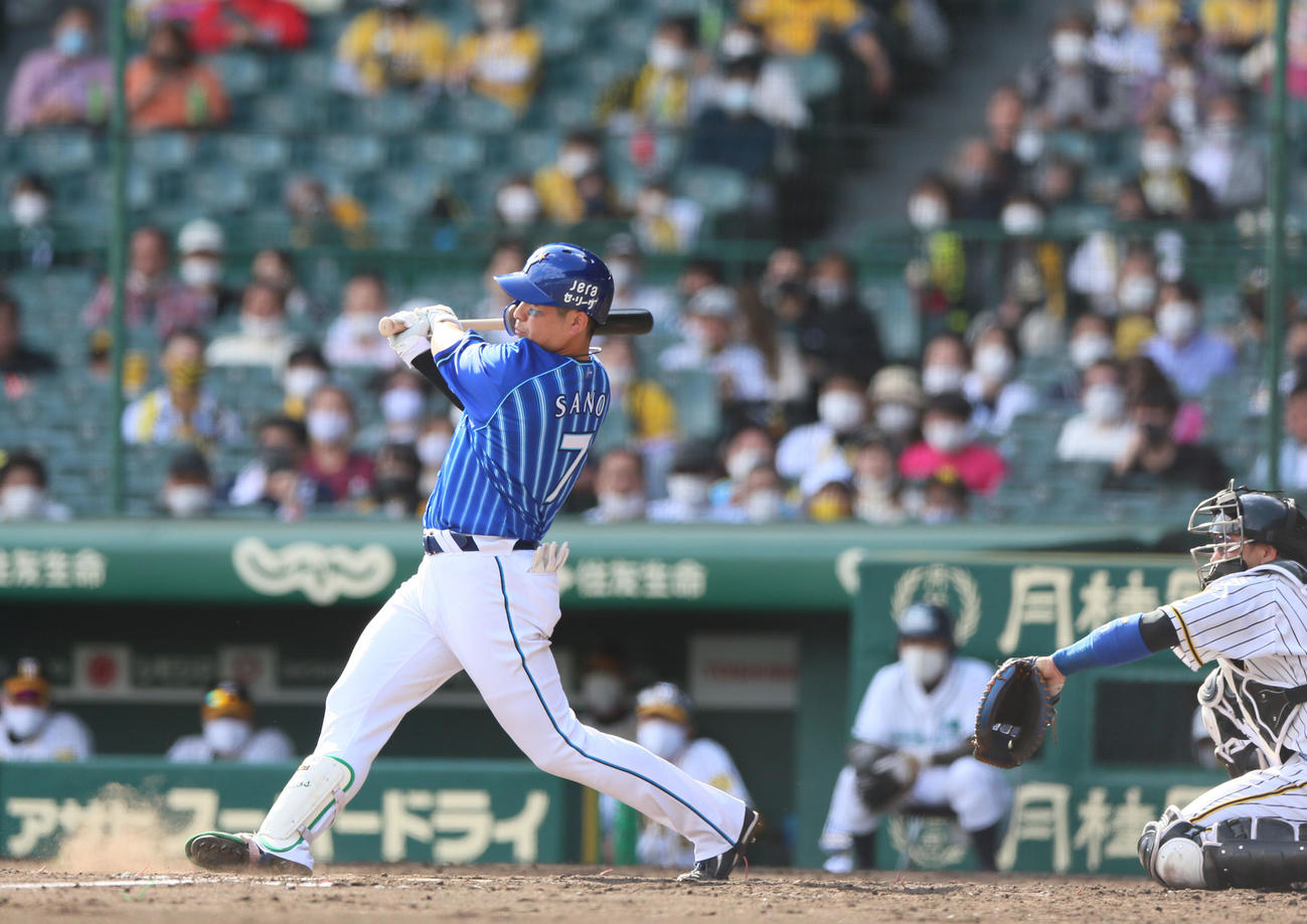 阪神対DeNA 6回表DeNA2死一、二塁、佐野は右前適時打を放つ（撮影・上山淳一）