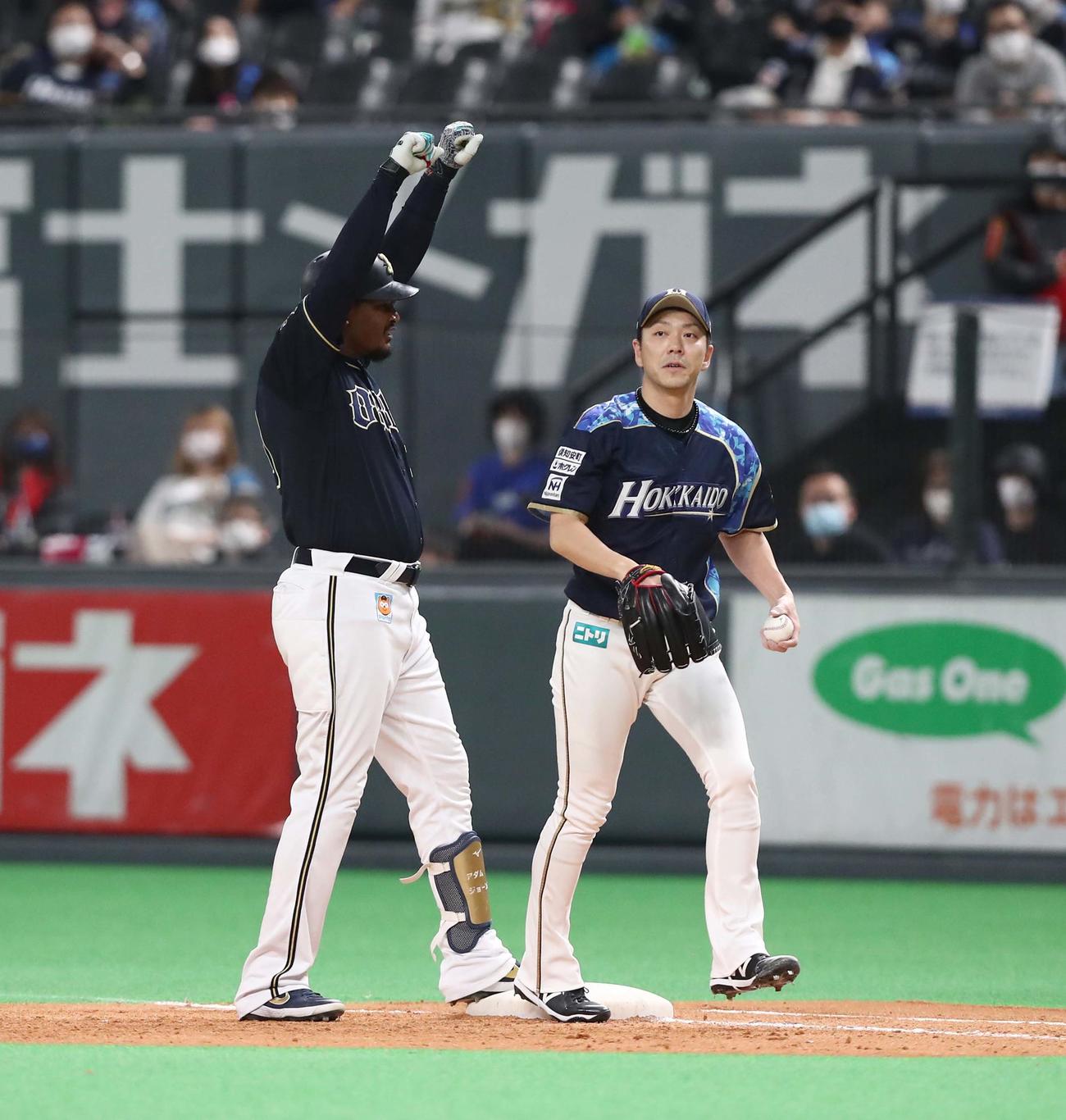 日本ハム対オリックス　8回表オリックス無死一、三塁、宮西（右）から右前にポトリと落ちる適時打を放ちガッツポーズのジョーンズ（撮影・黒川智章）