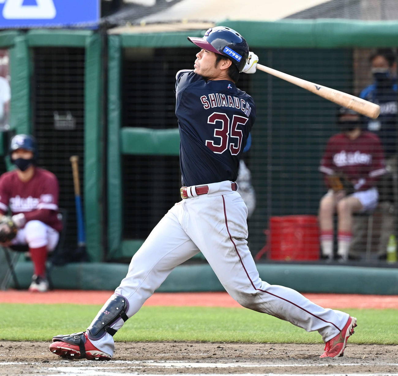 楽天対西武　6回裏楽天2死満塁、島内は左中間へ3点適時二塁打を放つ（撮影・山崎安昭）
