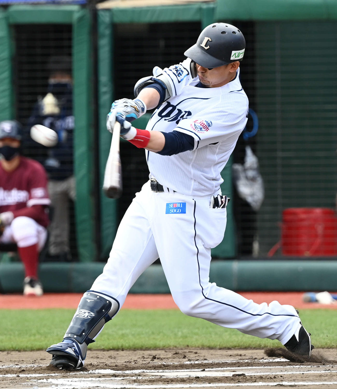 楽天対西武　6回表西武1死一、二塁、栗山は中堅へ適時二塁打を放つ（撮影・山崎安昭）