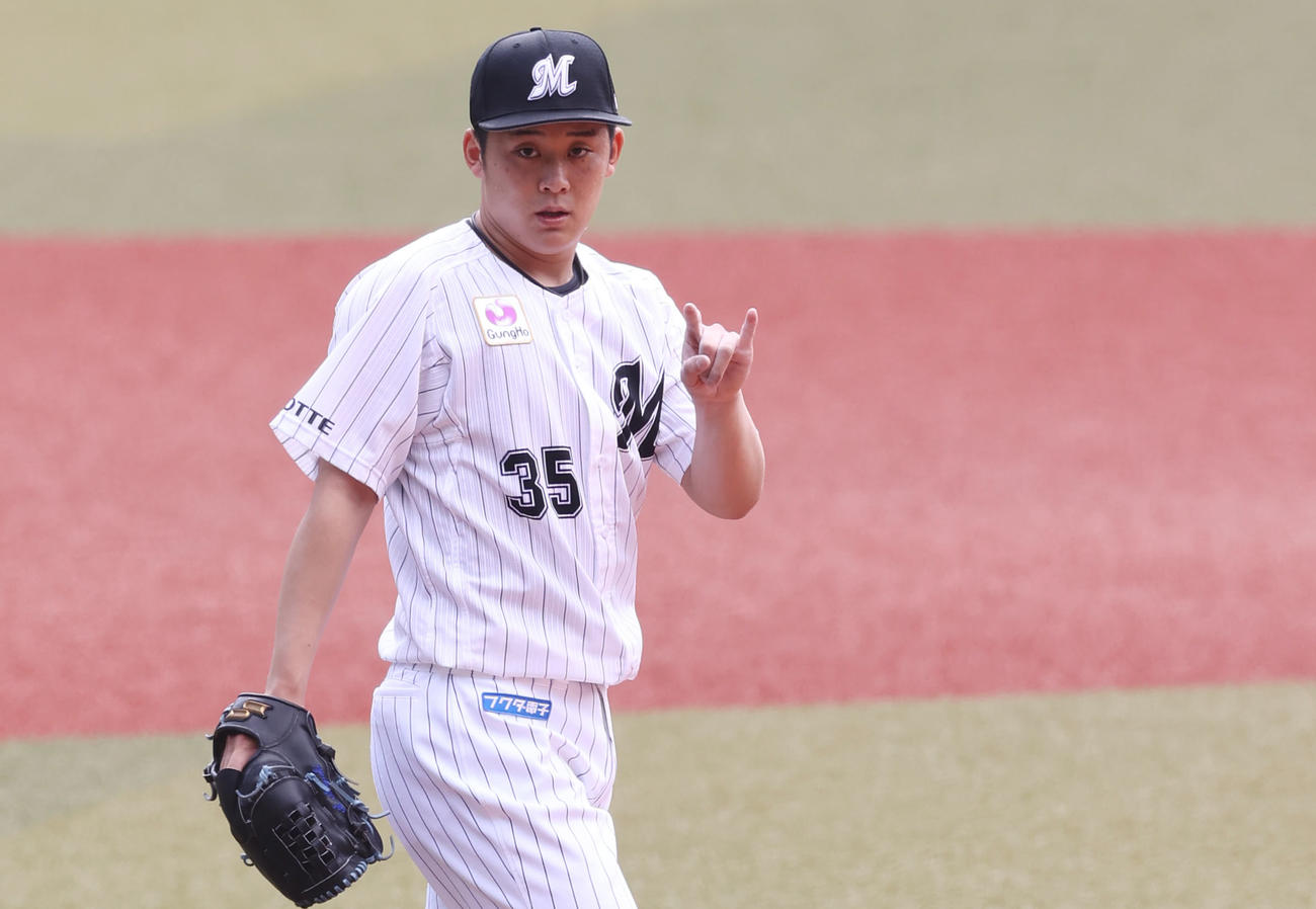 ロッテ対ソフトバンク　2回表ソフトバンク2死一、二塁、落ち着いた表情で捕手田村にアウトカウントをジェスチャーする鈴木（撮影・垰建太）