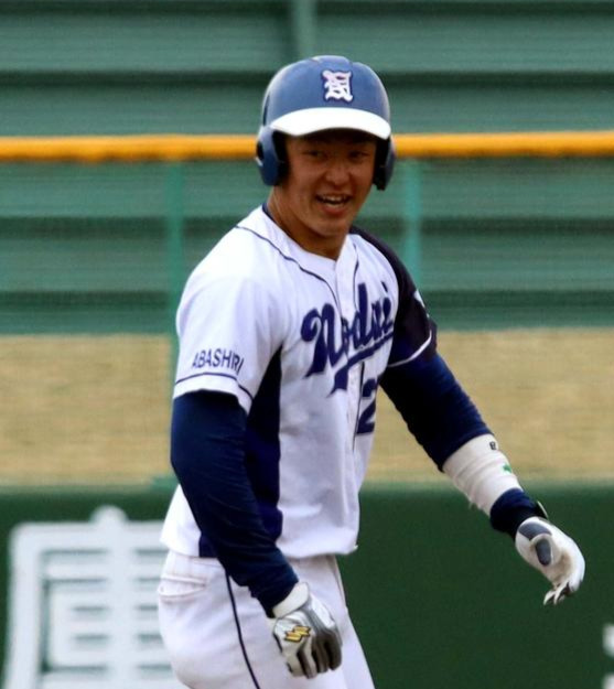 東農大北海道対函館大　塁上で喜ぶ古間木（撮影・永野高輔）