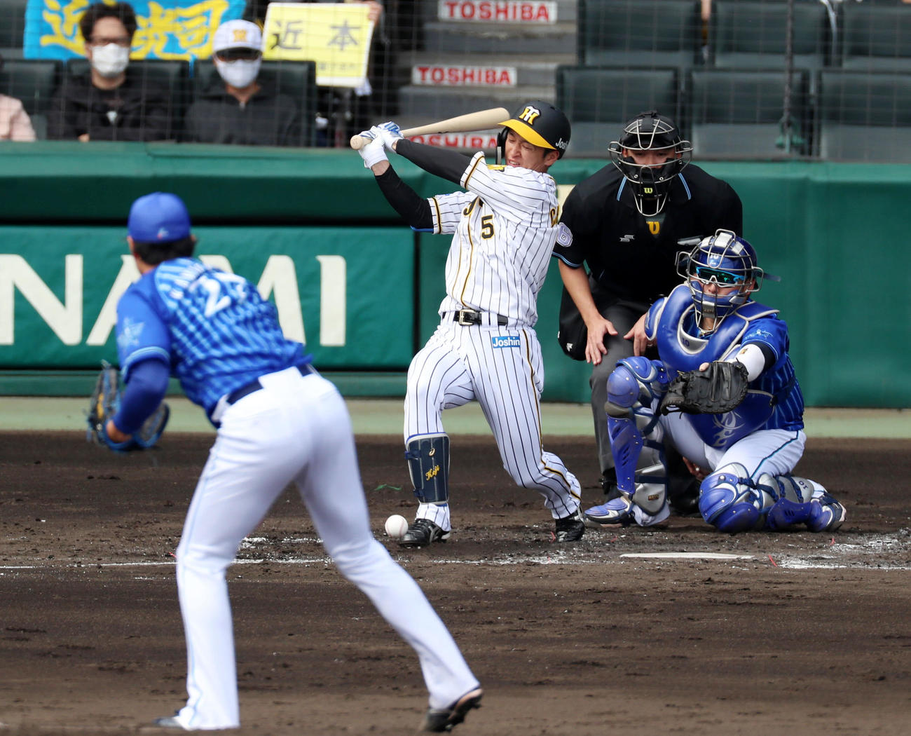 阪神対DeNA 1回裏阪神1死一、三塁、近本は自打球を足に当て負傷交代となる（撮影・加藤哉）