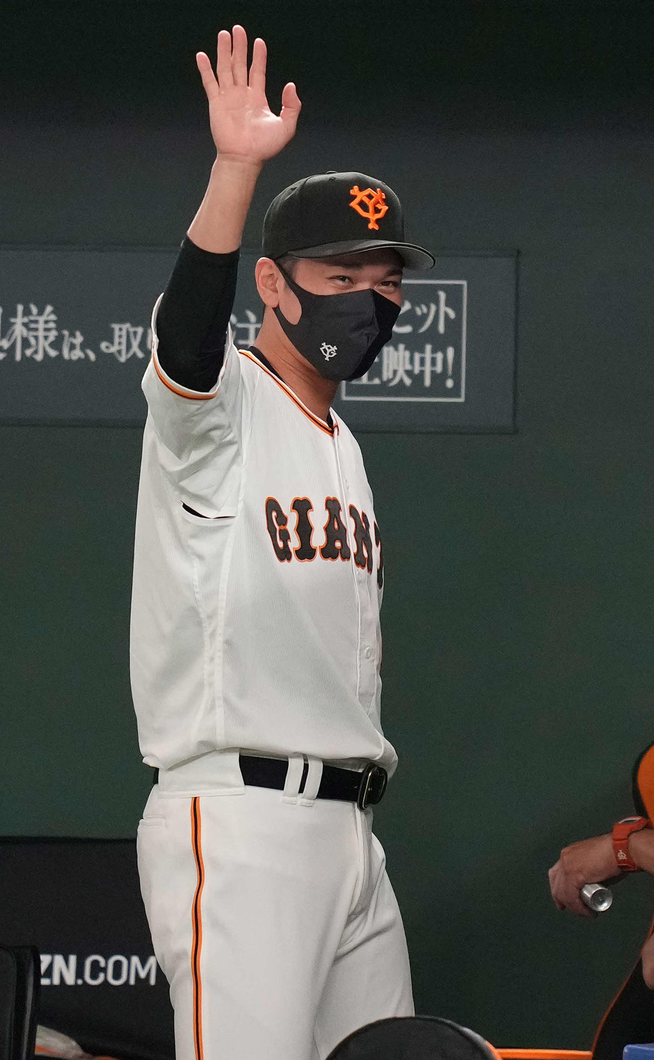 巨人対広島　試合前、広島ベンチに手を振る巨人坂本（撮影・鈴木みどり）