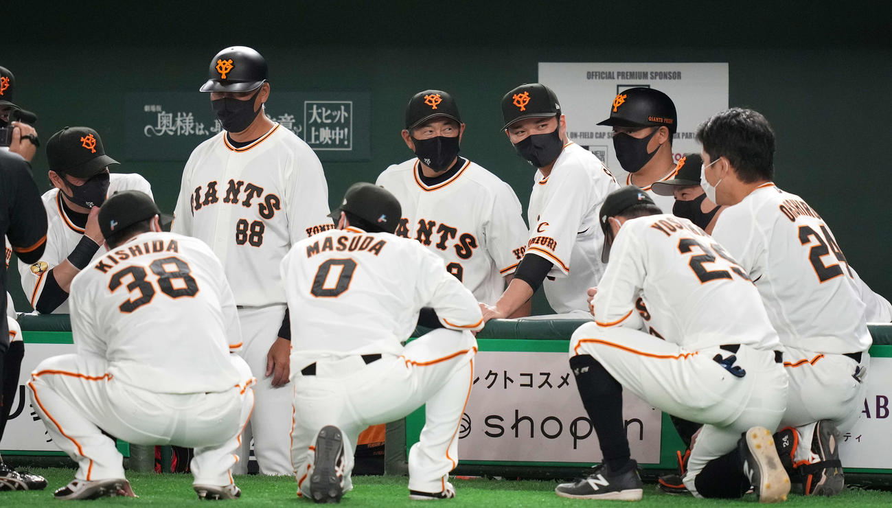巨人対広島　試合前の円陣で笑顔の巨人坂本（右から5人目）（撮影・鈴木みどり）